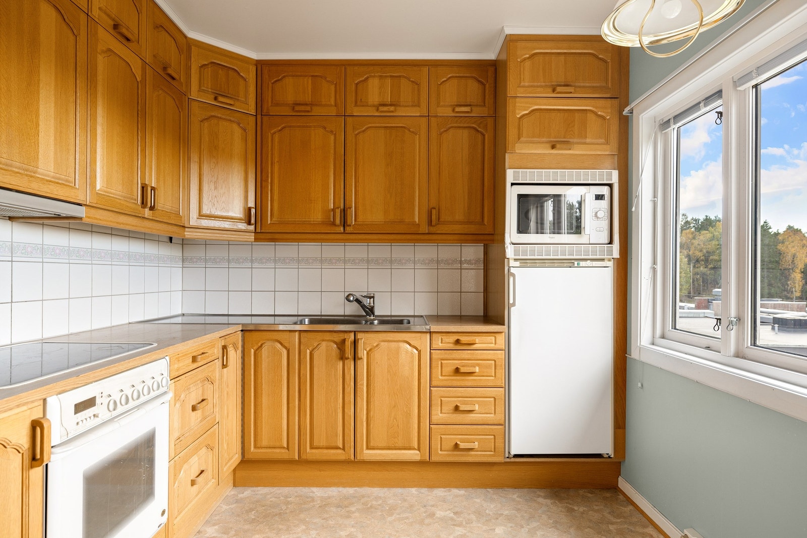 Kjøleskap og mikrobølgeovn medfølger i tillegg til integrert stekeovn og platetopp. Galleribilde