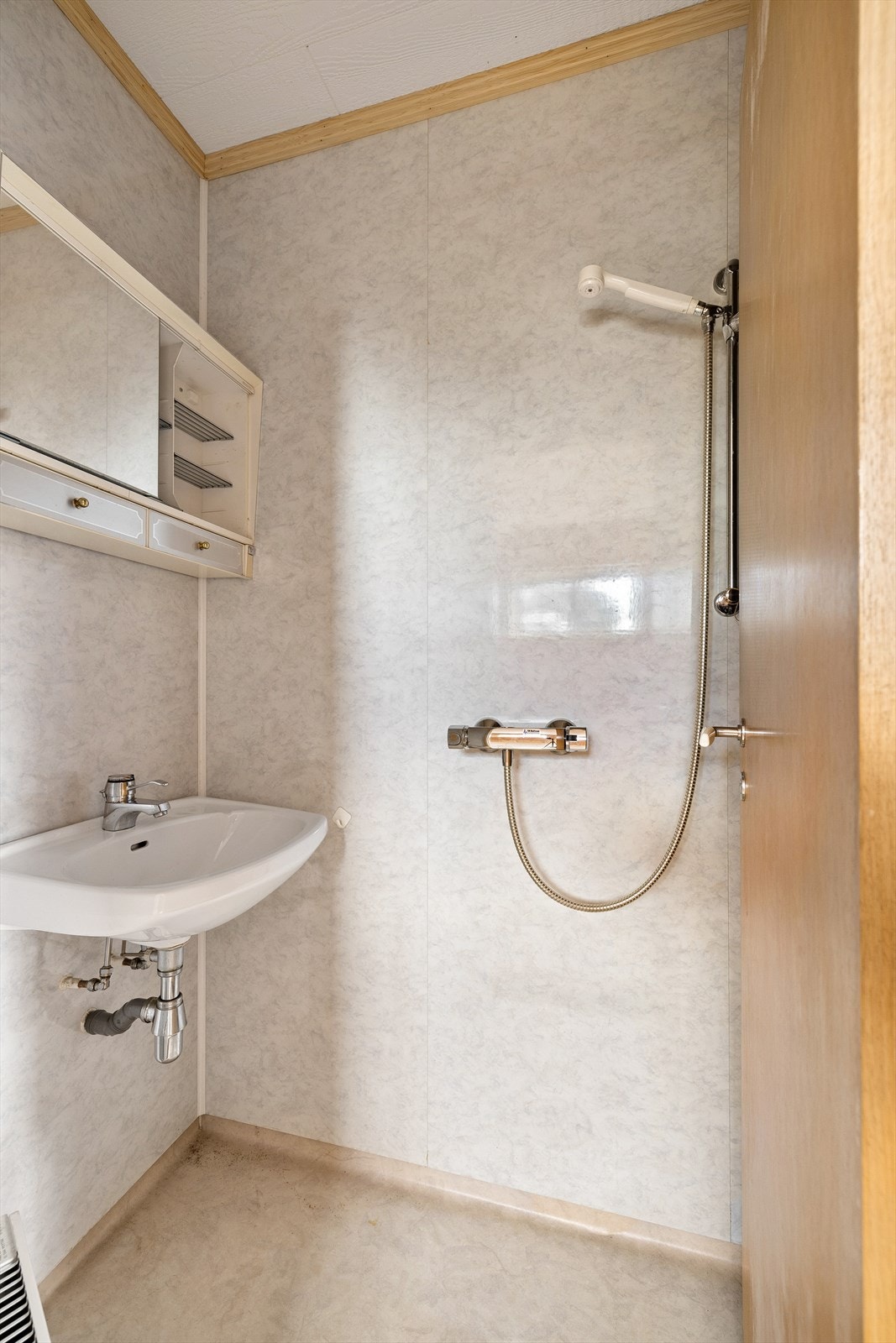 Dette rommet har vært benyttet som dusjrom og er i sin helhet gitt TG 3. Renovering må påregnes. Galleribilde