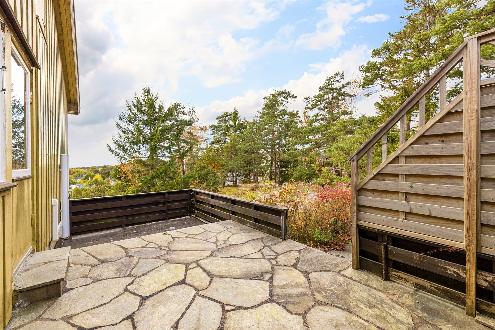 Nord-vestlig orientert skiferplatting - lite eksponert for innsyn fra omgivelsene. Galleribilde