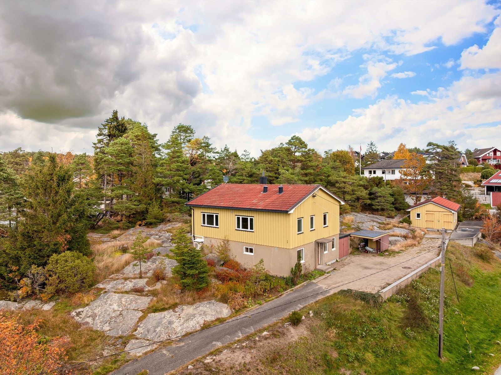 Eiendommen består av to bruksnumre på til sammen 3.083 kvm. og omfattes av reguleringsplan "Slevik III" med formål bolig med mer. Galleribilde