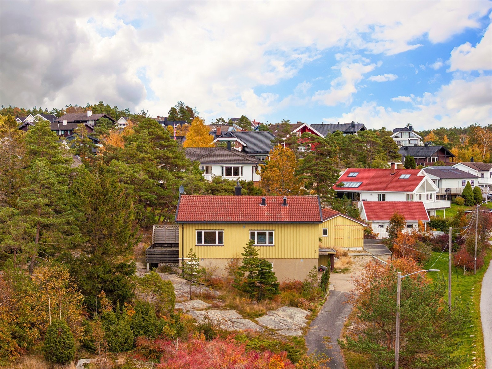 Eneboligen ble oppført i 1957 og har i dag et generelt behov for oppgradering og modernisering. Galleribilde