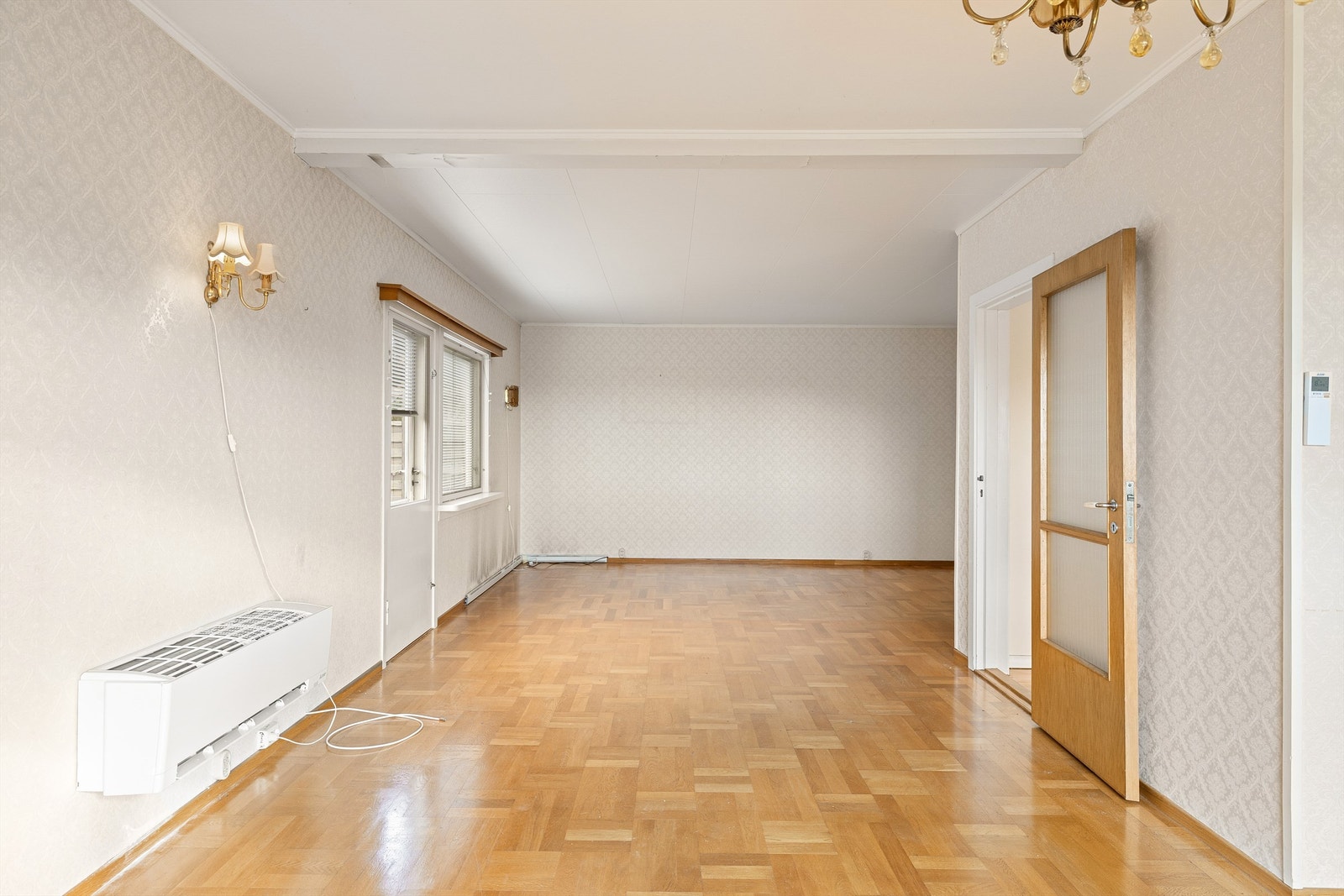 Luft-luft varmepumpe ble installert i stuen rundt 2021. Gulvet er her av parkett, lagt i dekorativt hollandsk mønster. Galleribilde