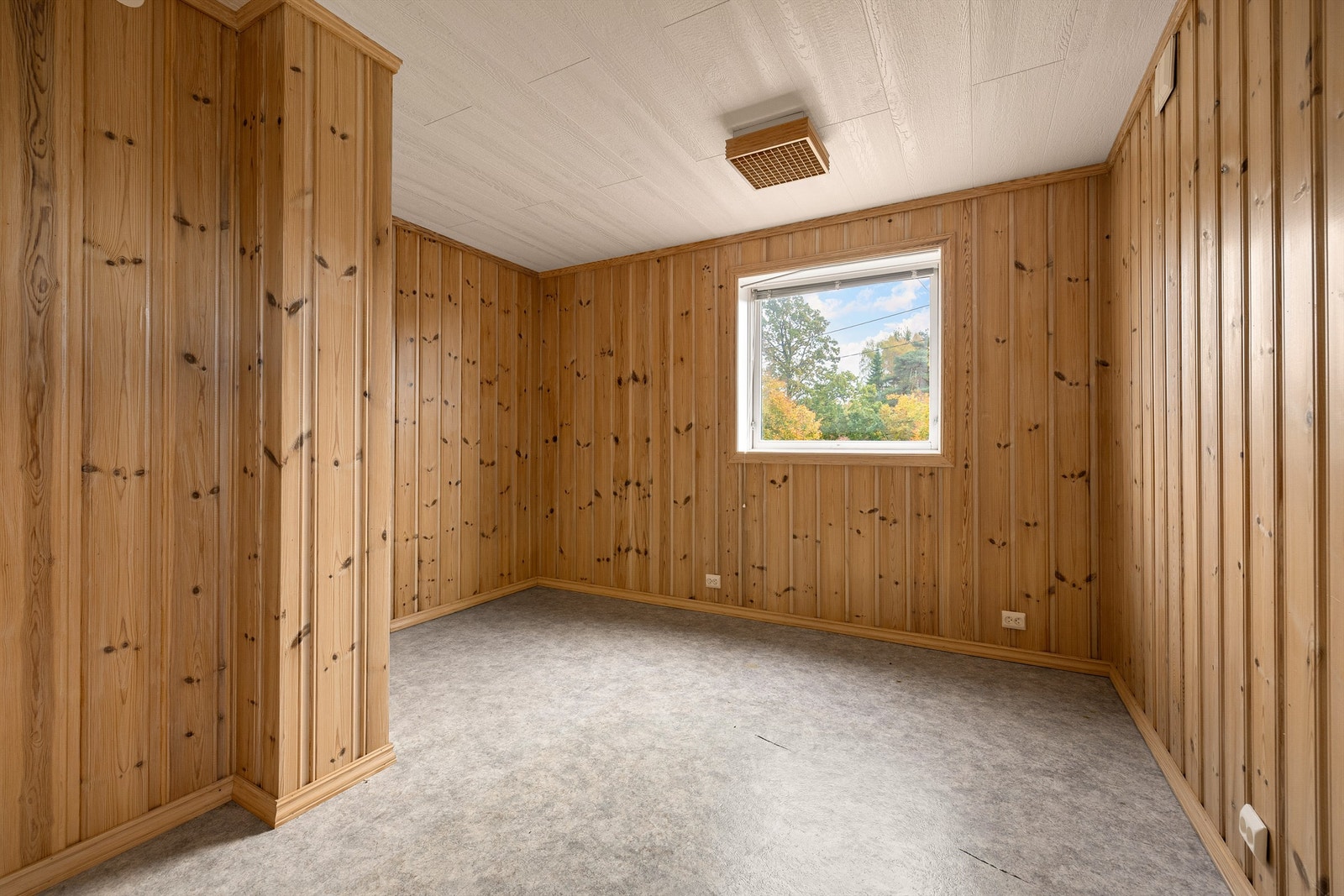 Dette kjellerrommet er i senere år benyttet som soverom, men byggemeldt dels som tørkerom, dels som vedbod. Bruksendringen er ikke omsøkt eller godkjent. Galleribilde