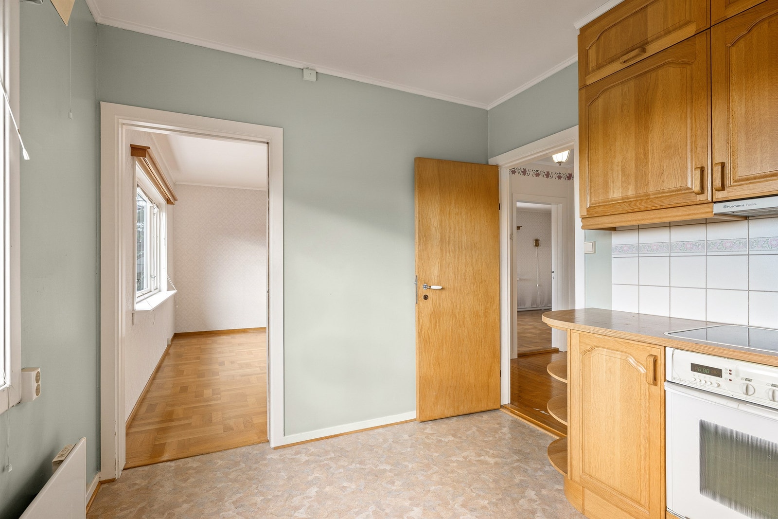 Med tilknytning til gangen er kjøkkenet lett tilgjengelig også fra etasjens øvrige rom. Galleribilde