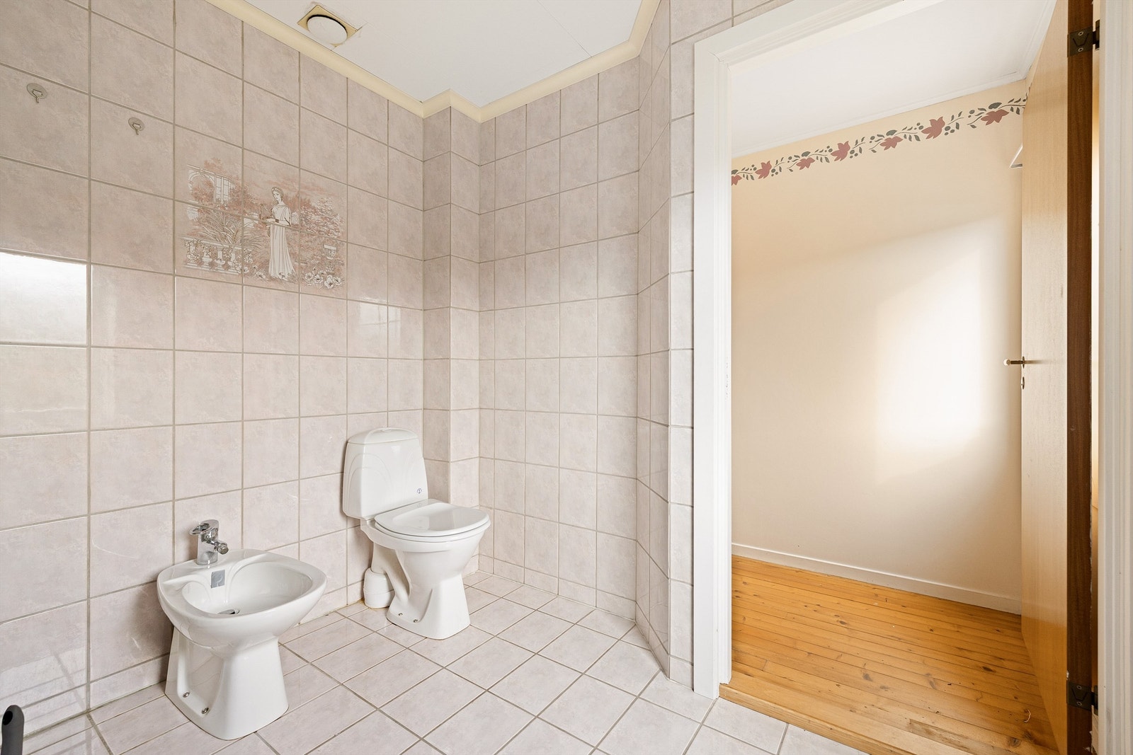 I badets gulv er det elektrisk varme. Galleribilde