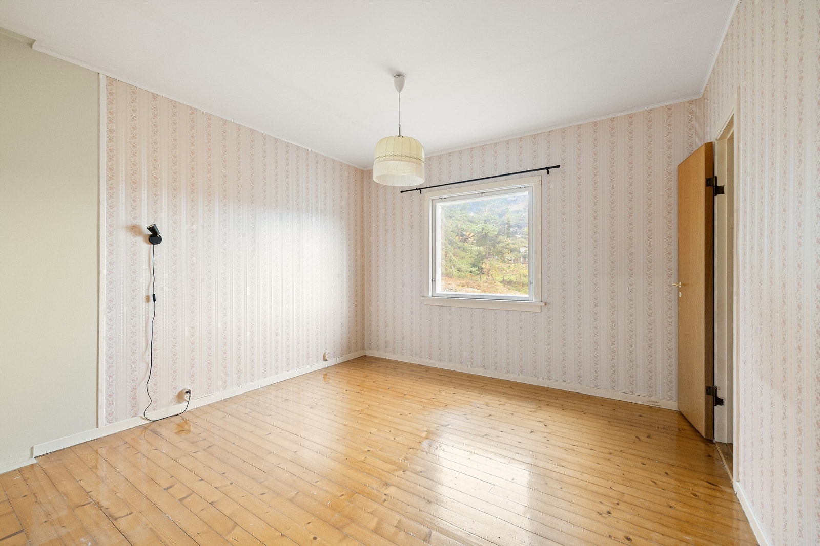 Begge soverom har klassiske stavgulv av heltre som kan være vel verdt å foredle og videreføre. Galleribilde