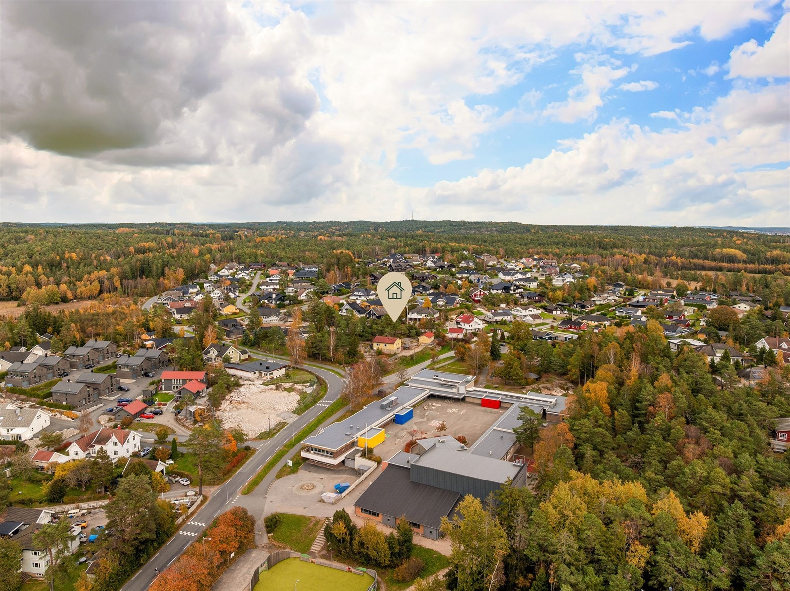 I lokal sammenheng på Slevik er eiendommen meget sentral, i umiddelbar nærhet av Slevik skole og barnehage. Galleribilde