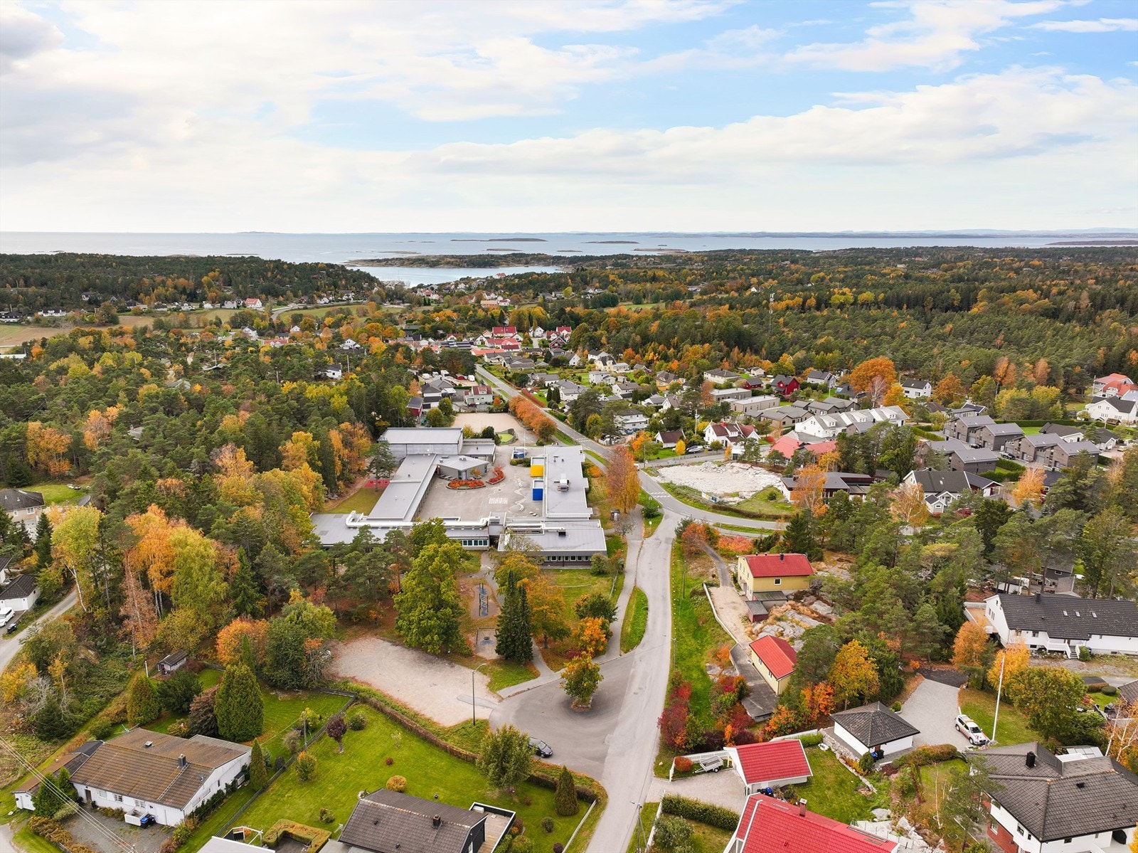 Vakker kystnatur venter like utenfor døren. Det er sykkelavstand til flere fine badesteder og kun 15 min. å kjøre til byen. Galleribilde
