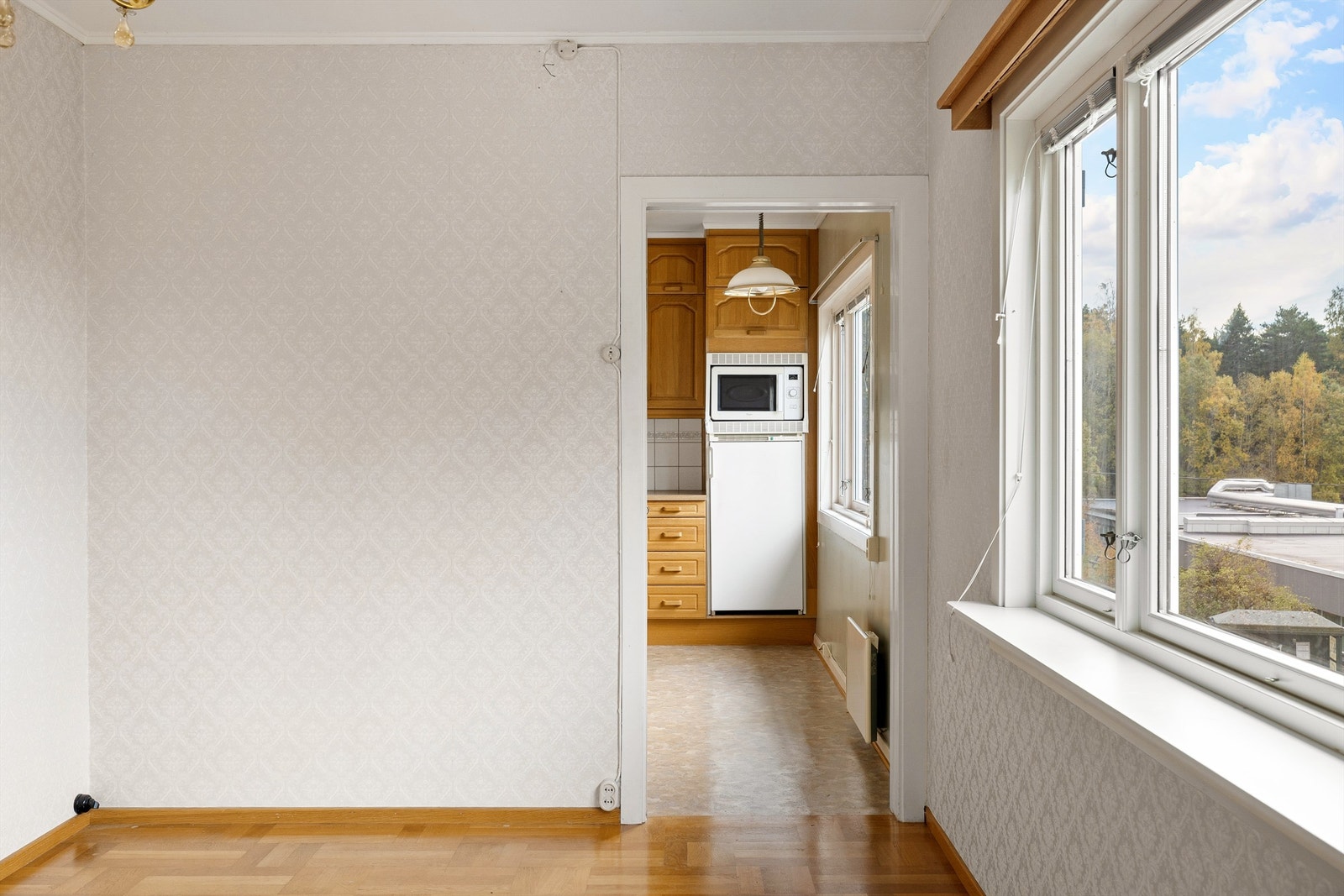 Romløsningen i første etasje er i stor grad tro mot den som er byggemeldt. Kjøkkenet er adskilt i eget rom, tilstøtende stuen. Galleribilde