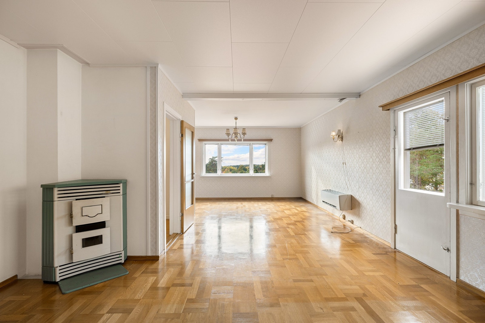 Alle oppholdsrom er samlet i hovedetasjen. Utskiftning/fornying av innvendige overflater må påregnes. Skorstein må utbedres før ildsted kan tas i bruk. Galleribilde