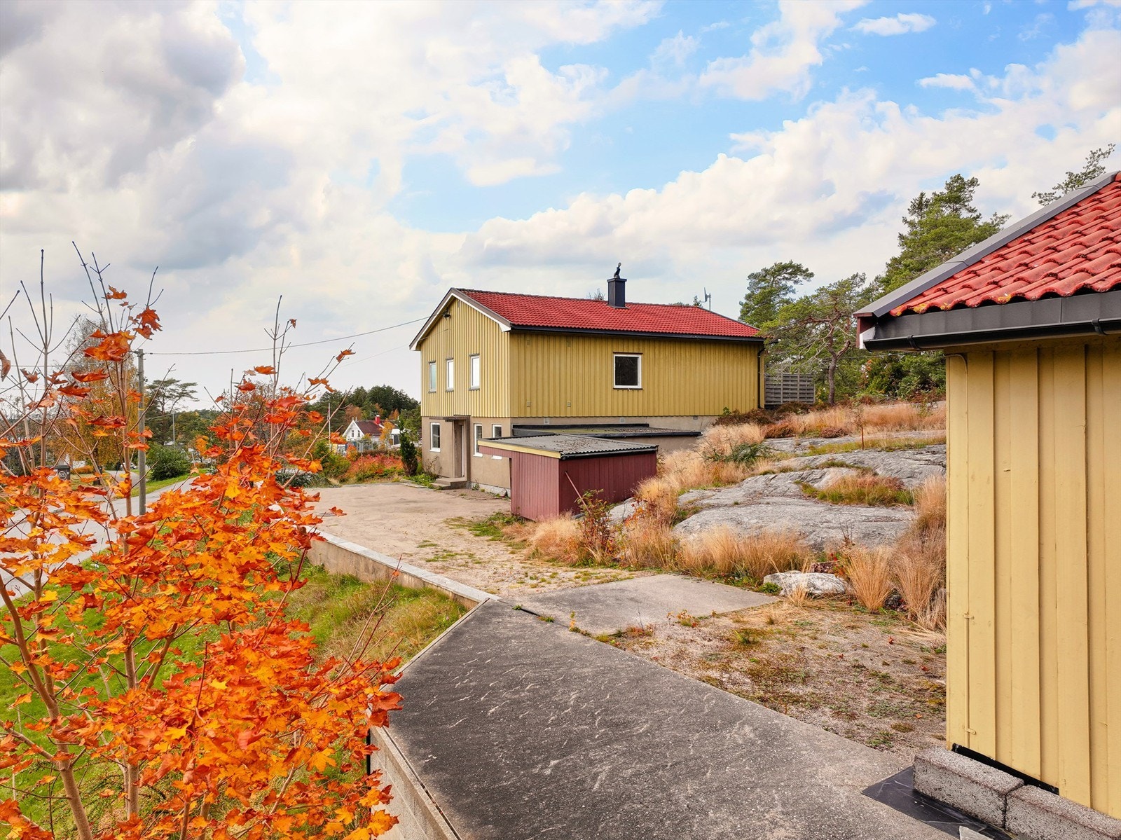 Garasje på ca. 12 kvm. er tilbygget kjelleren, frittstående garasje på ca. 46 kvm. er oppført nord for gårdsplassen. Galleribilde