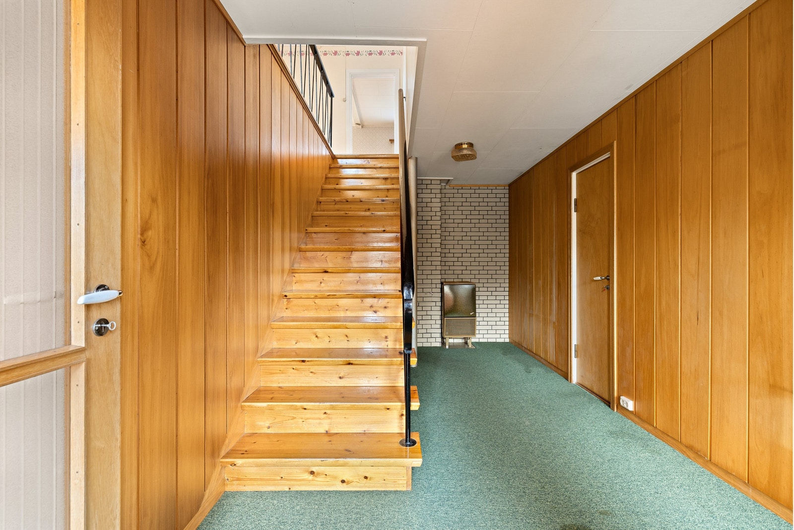 I den fem meter lange gangen er det god plass til garderobe-/oppbevaringsmøbler. Ovnen innerst i gangen har ukjent tilstand. Galleribilde