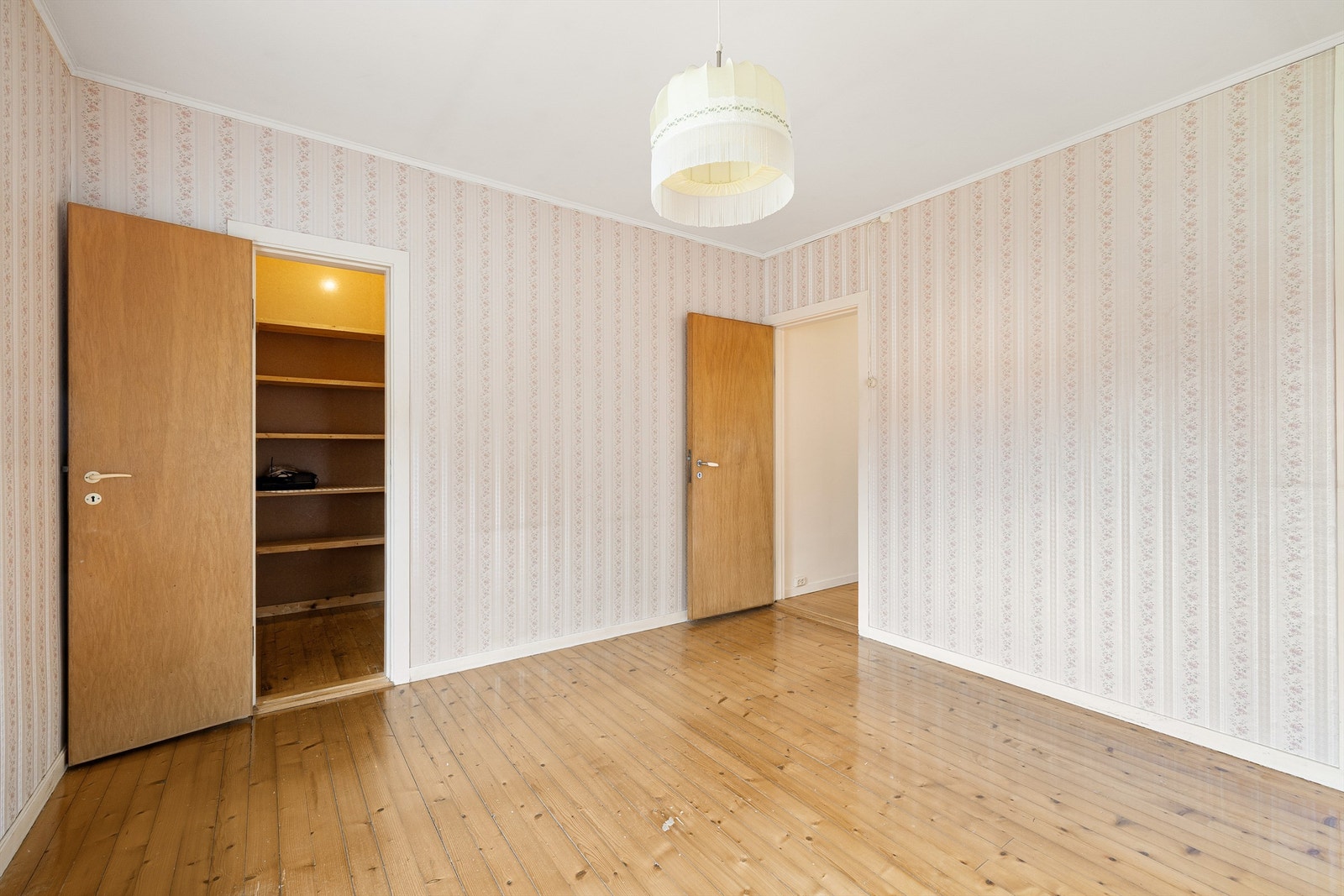 Soverom I er oppmålt til ca. 12 kvm. og har tilknyttet omkledningsrom innredet med hyller. Galleribilde