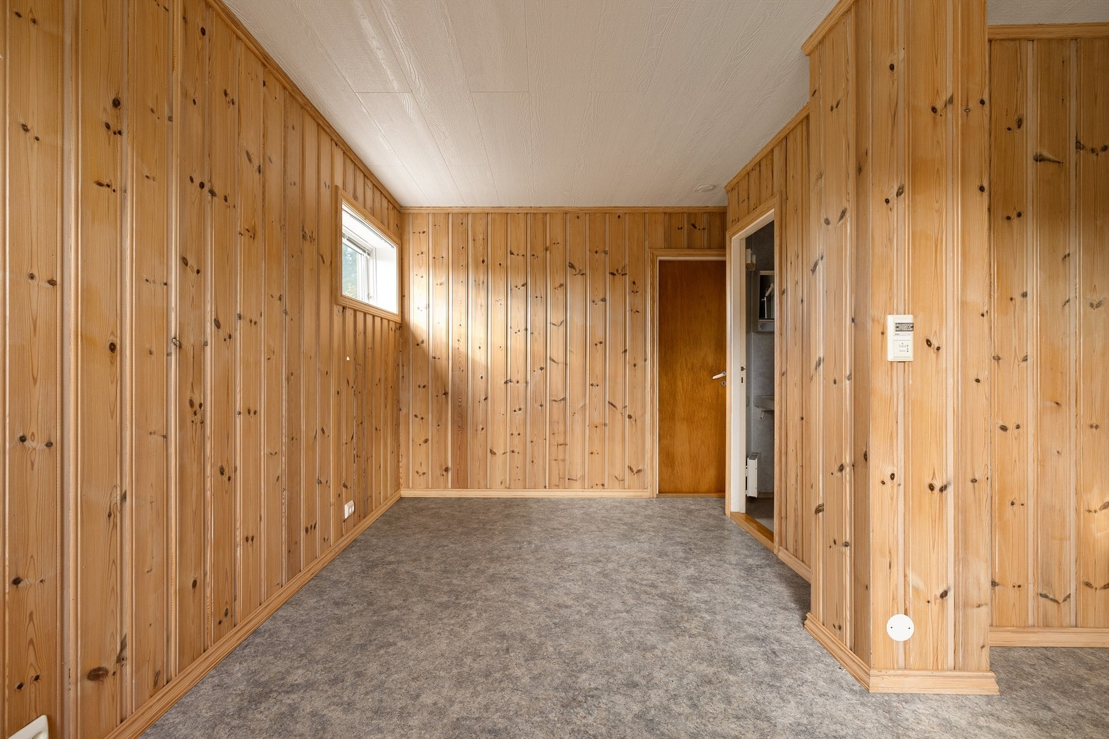 I kjellerrommet benyttet som soverom er det også etablert et rom benyttet som bad/dusjrom. Galleribilde