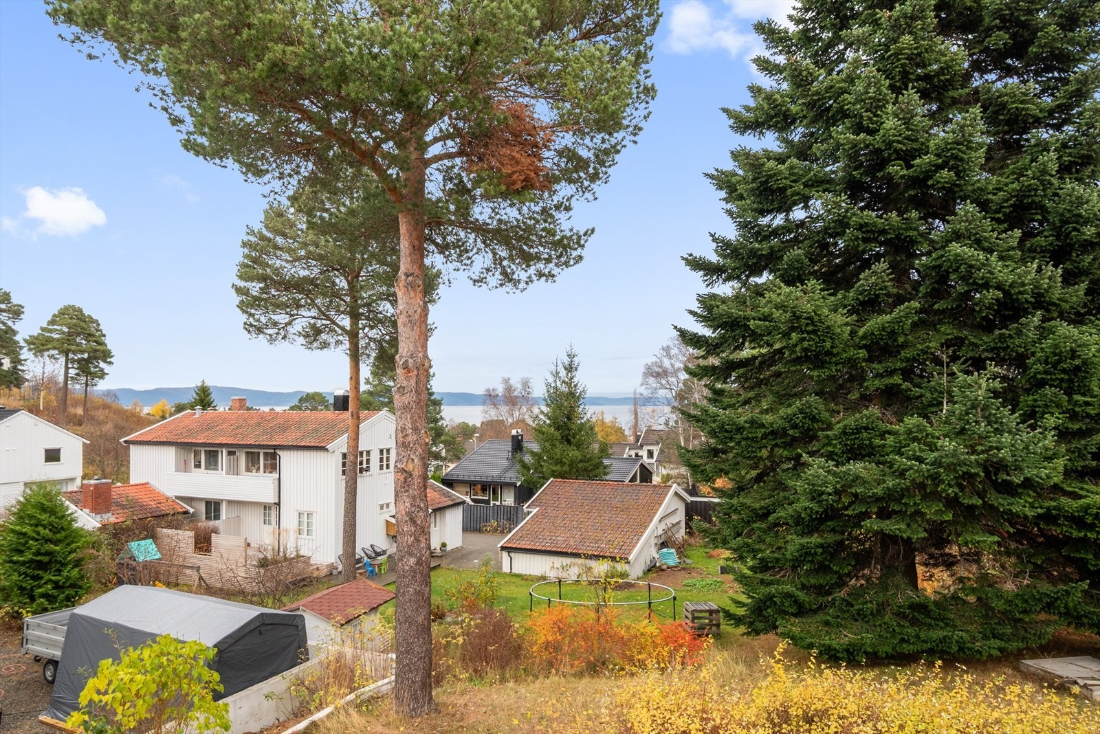 Boligen byr på utsikt mot Trondheimsfjorden - Her fra balkongen i 2.etg. Galleribilde