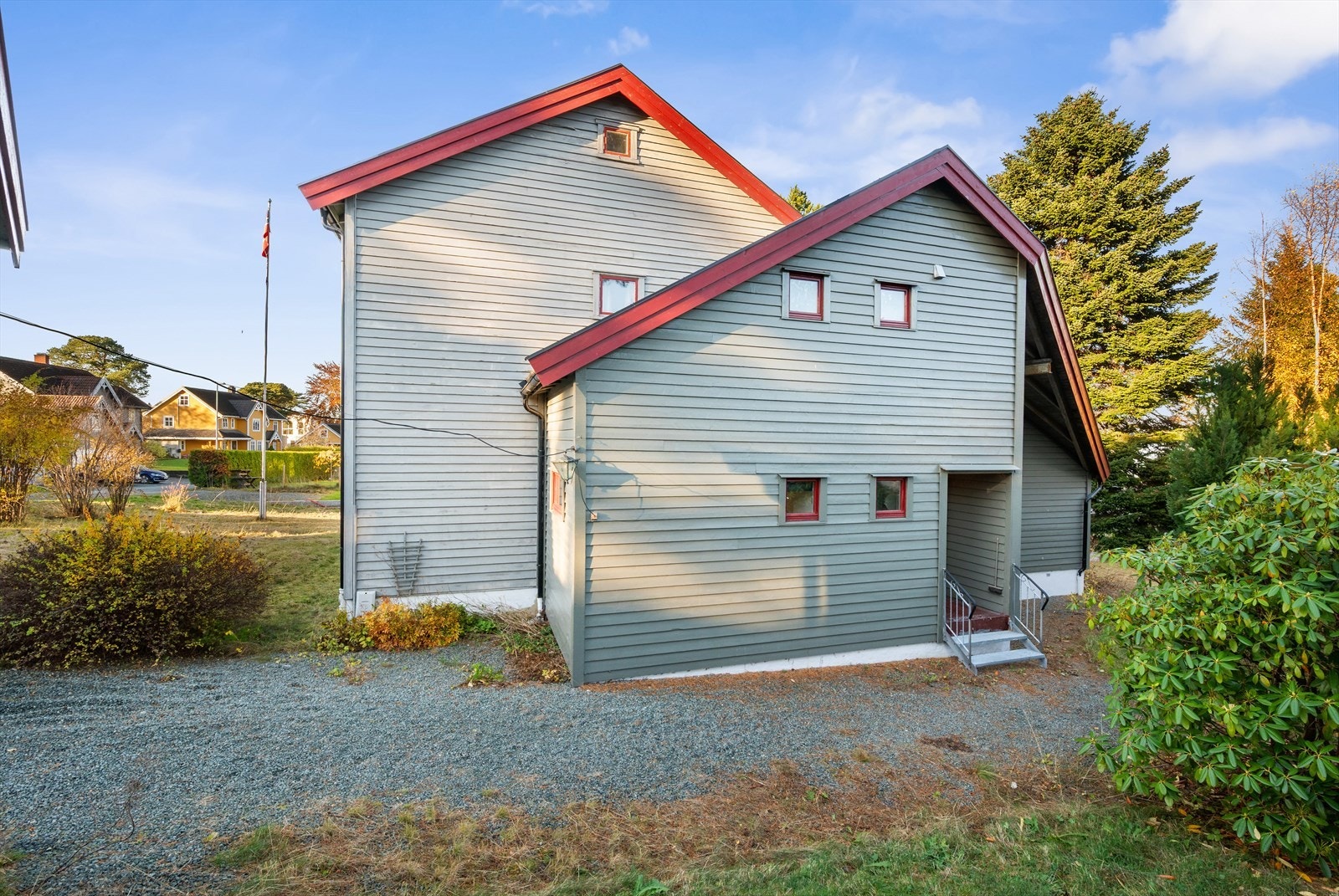 Boligen har et inntrukket inngangsparti, skjermet for vær og vind. Galleribilde