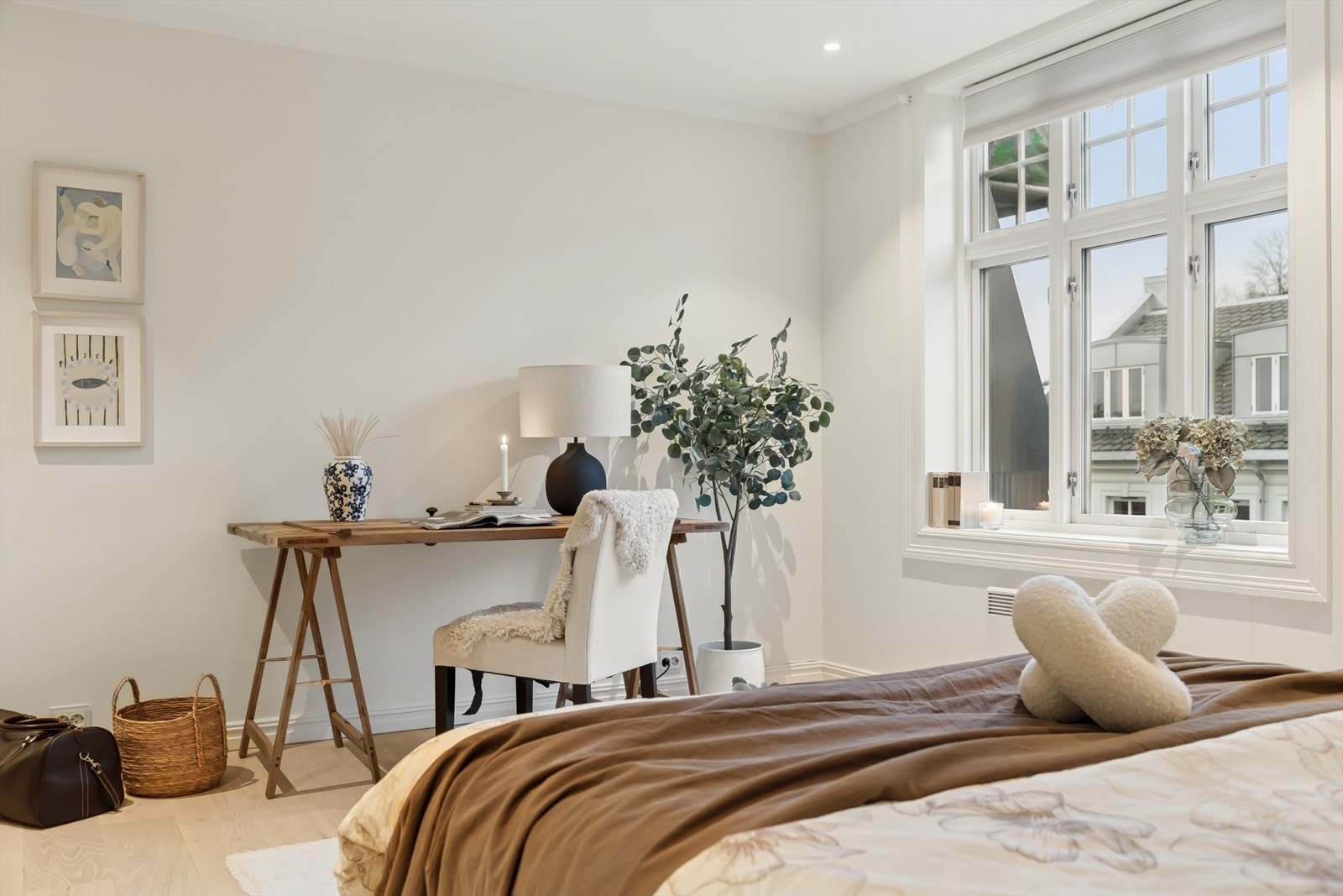 Soverommene i leiligheten (med unntak av 1) er særdeles store og ligger på rundt 20m². Galleribilde