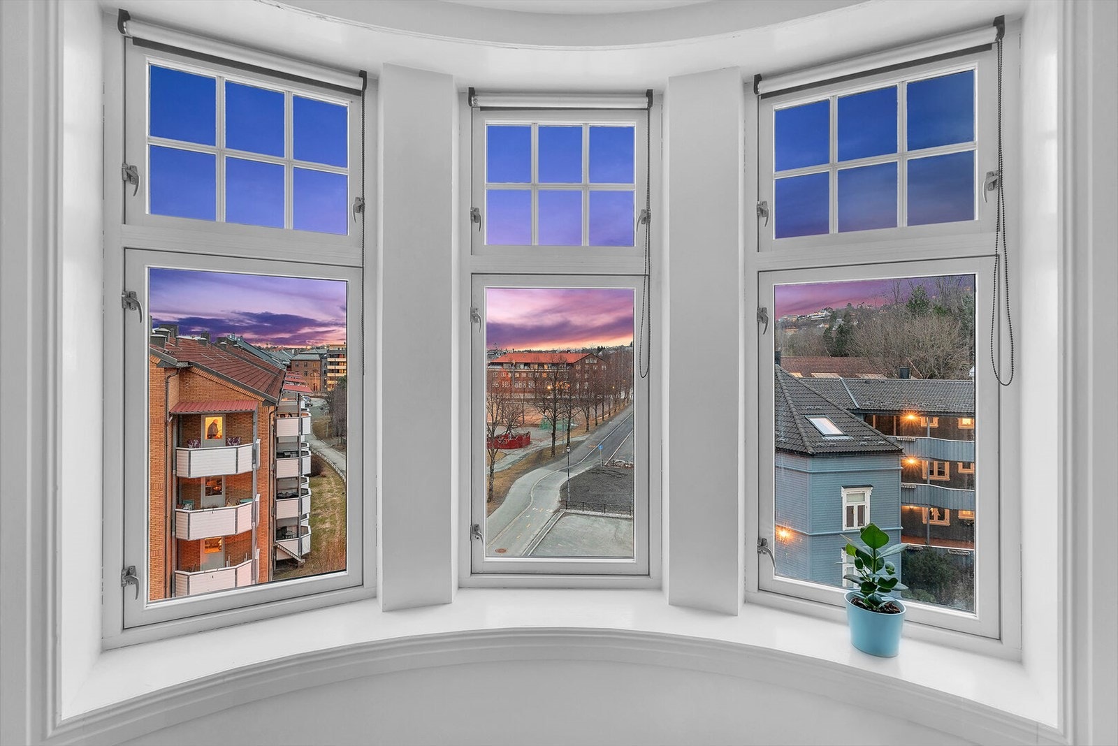 Fin og åpen utsikt mot Buranbanen aktivitetspark hvor det blant annet er skøytebane på vinteren. Galleribilde