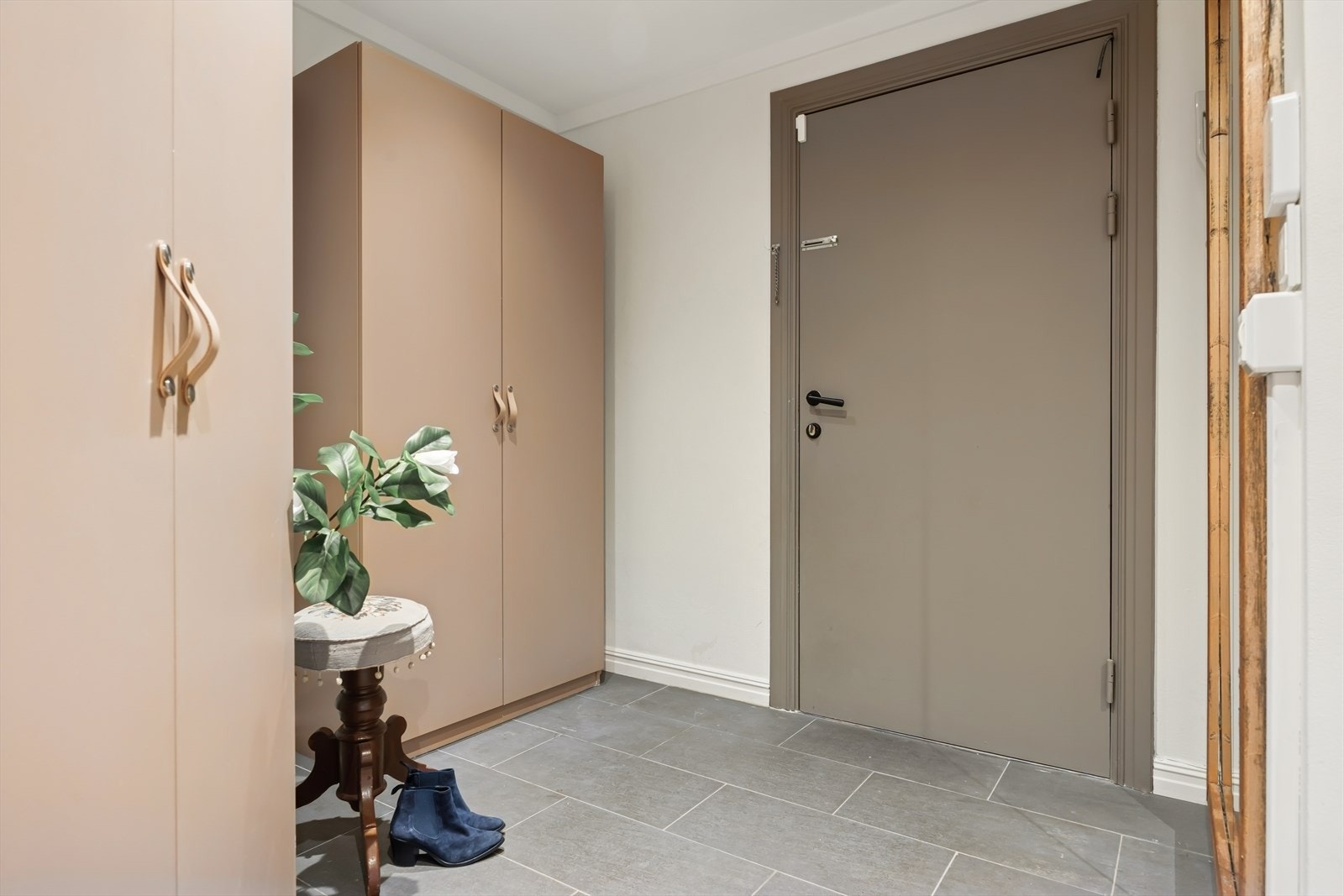 Gang og entrè har garderobeløsning og delvis flislagt gulv med varmekabler. Galleribilde