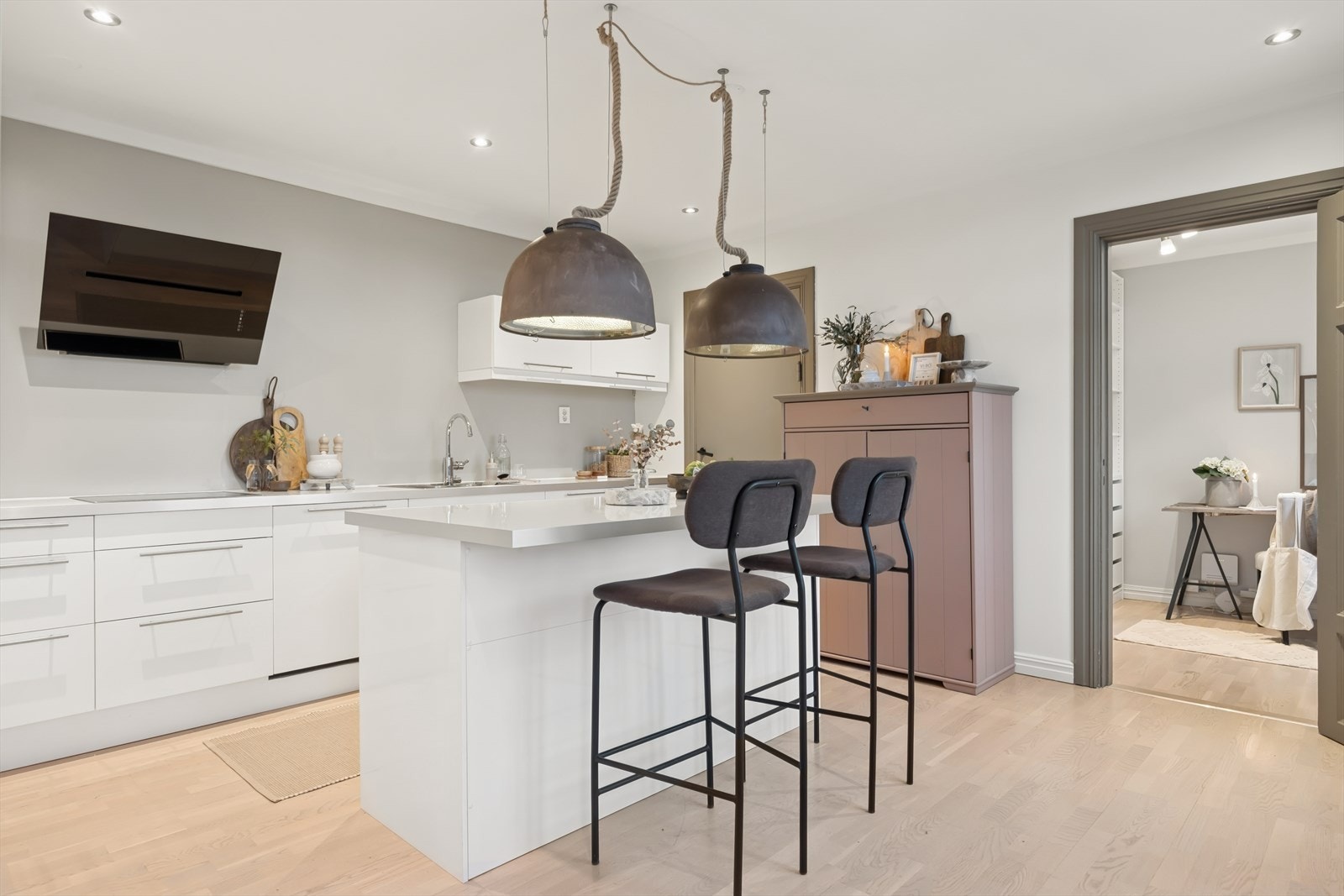 Kjøkkenøyen skjuler også lagringsplass. Galleribilde