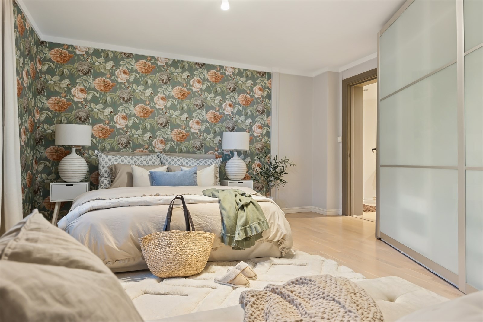 Med ca 20m² stort soverom er det rikelig med plass til å finne den møbleringsløsningen man ønsker. Galleribilde