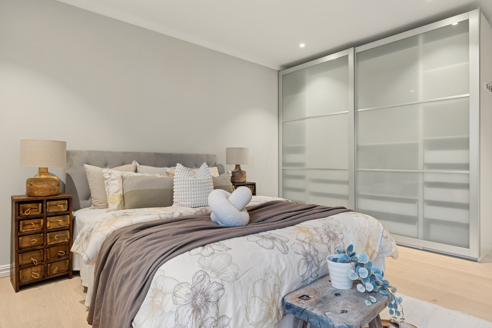 De 2 største soverommene har begge skyvedørsgarderober med innredning. Galleribilde