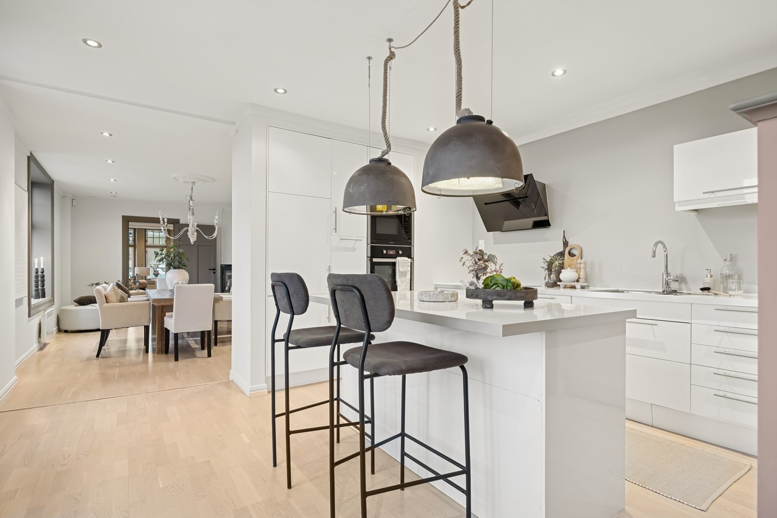 Meget romslig kjøkken på over 17m² som med barløsning gjerne blir en sosial sone under matlaging. Galleribilde