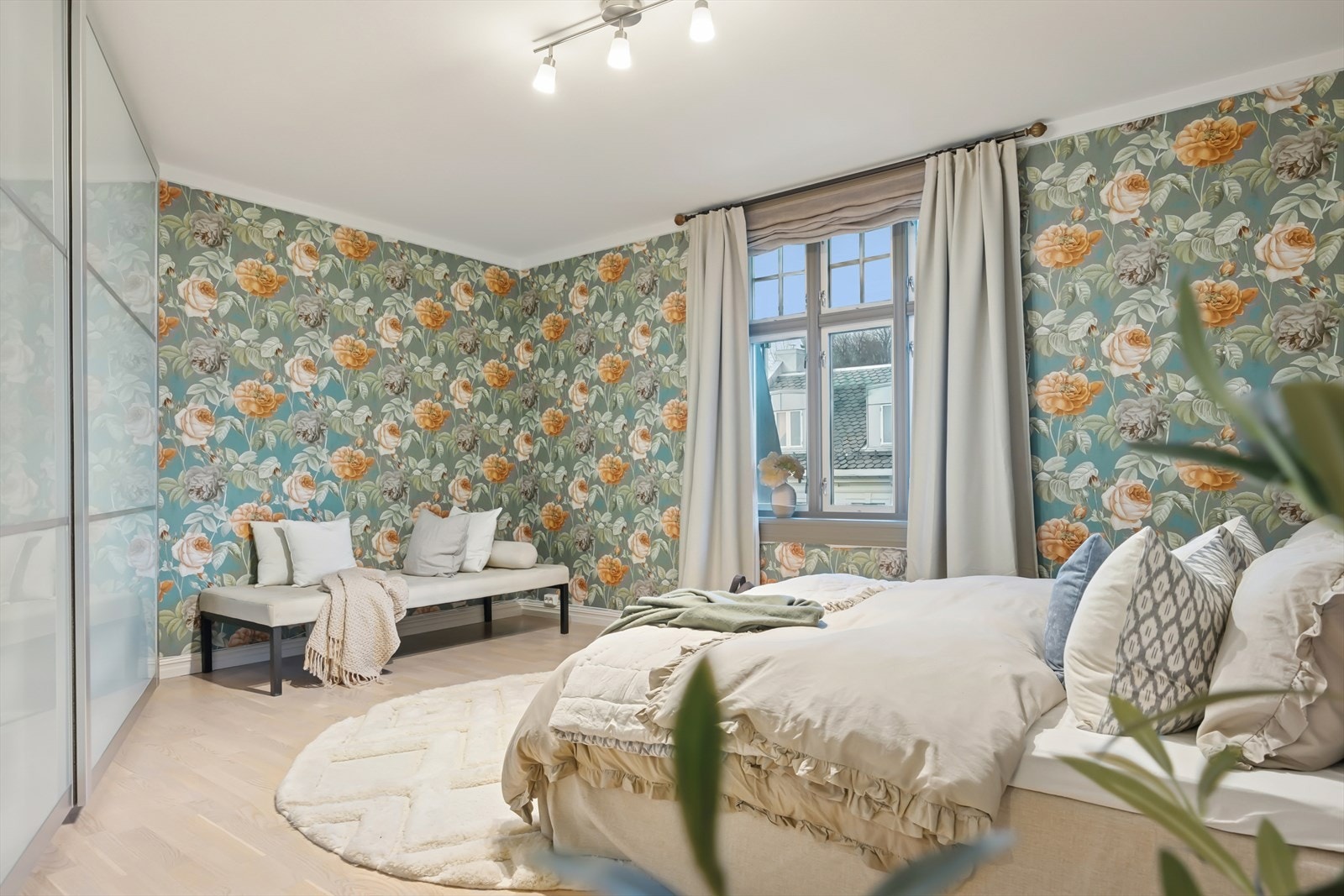 De flotte sprossevinduene på bygget gir karakter til rommene både utenfra og fra innsiden. Galleribilde