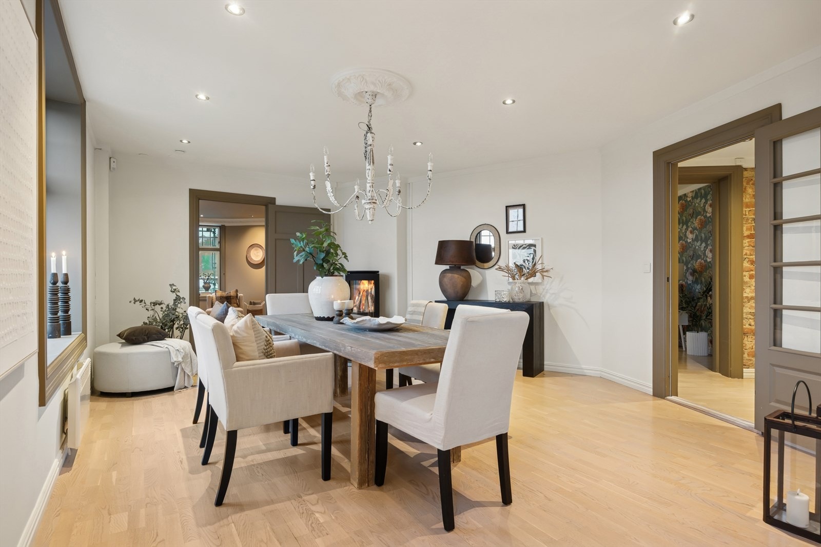 Tilsammen utgjør spisestue og stue 44m². Galleribilde