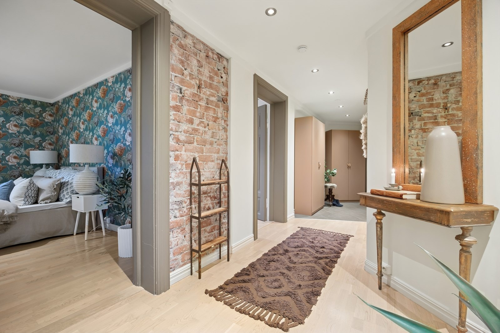 Teglsteinsveggen er et av elementene som bidrar til å gi leiligheten særpreg. Galleribilde