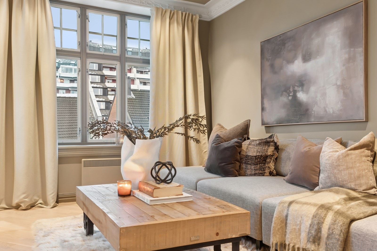 Duse og behagelige fargevalg er valgt for både vegger og himling på stuen. Galleribilde