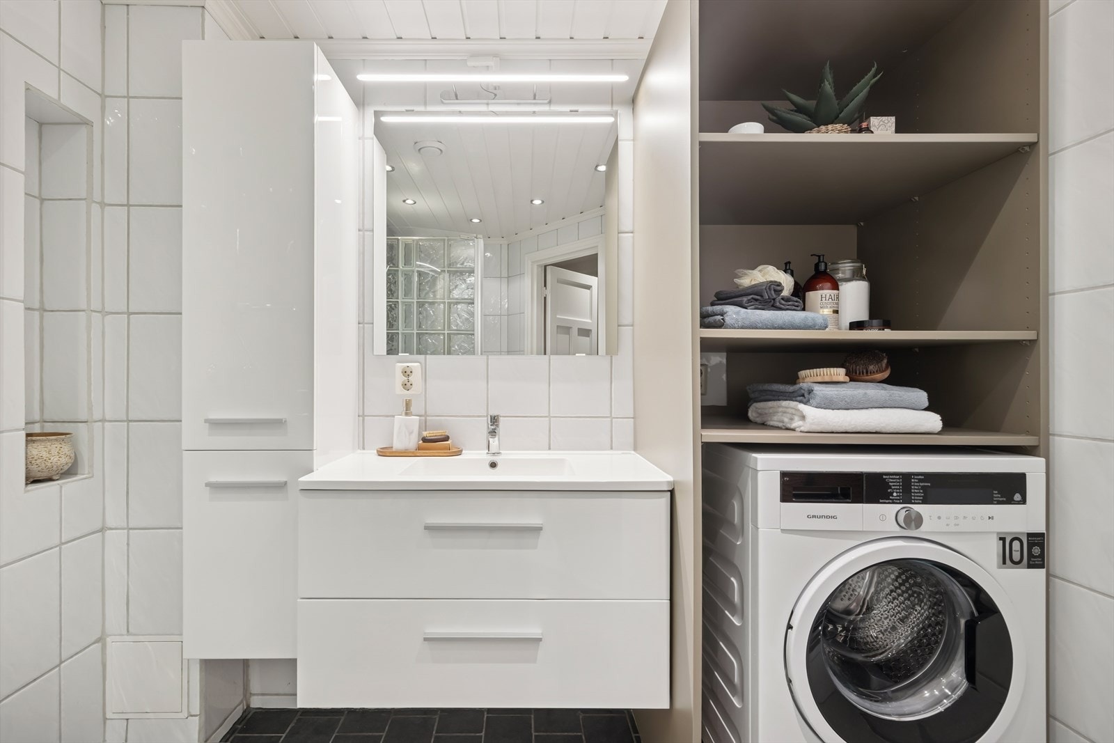 Badet har opplegg for vaskemaskin. Galleribilde