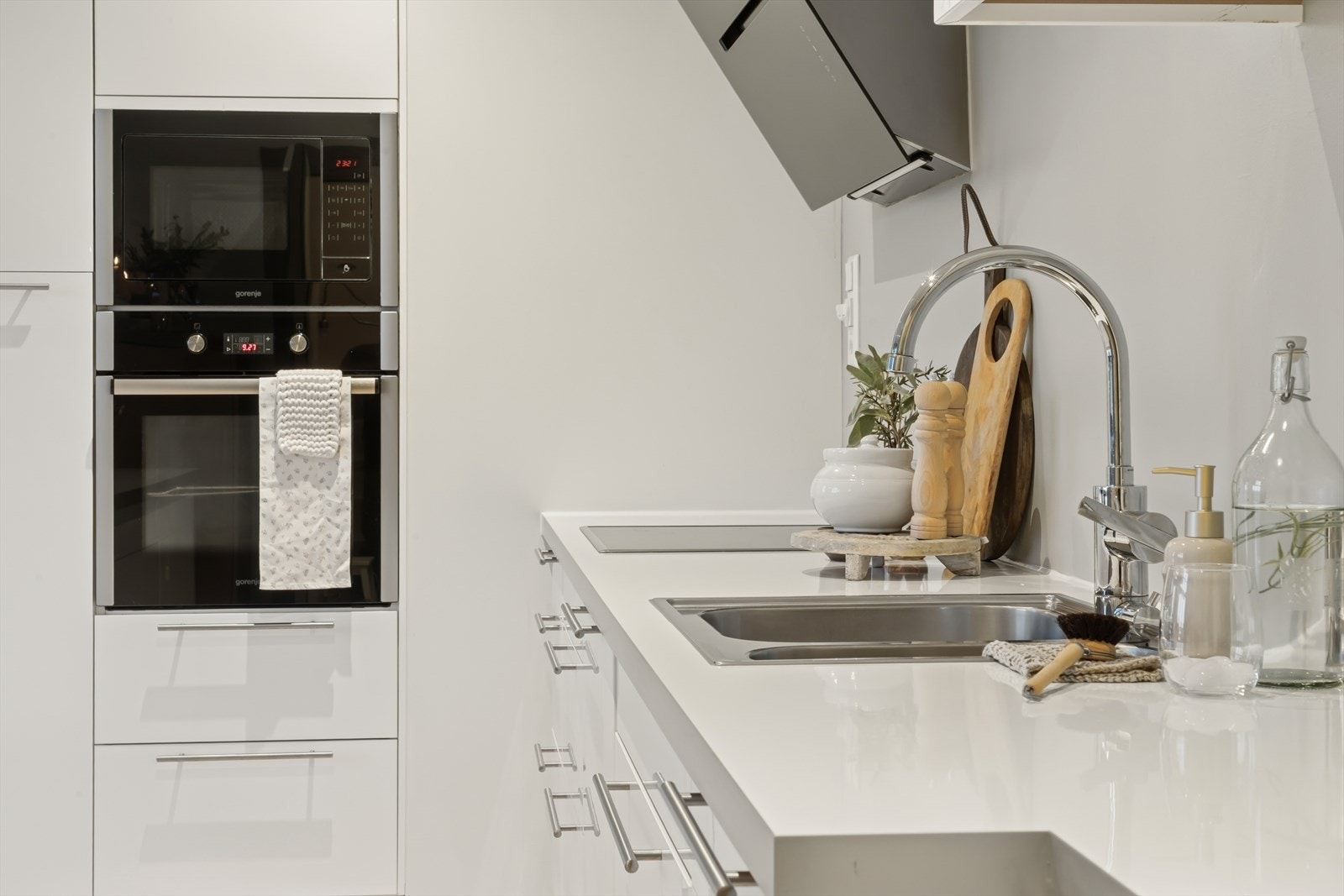 I tillegg til mikro og stekeovn er det både kjøleskap og fryseskap integrert i kjøkkeninnredningen. Galleribilde