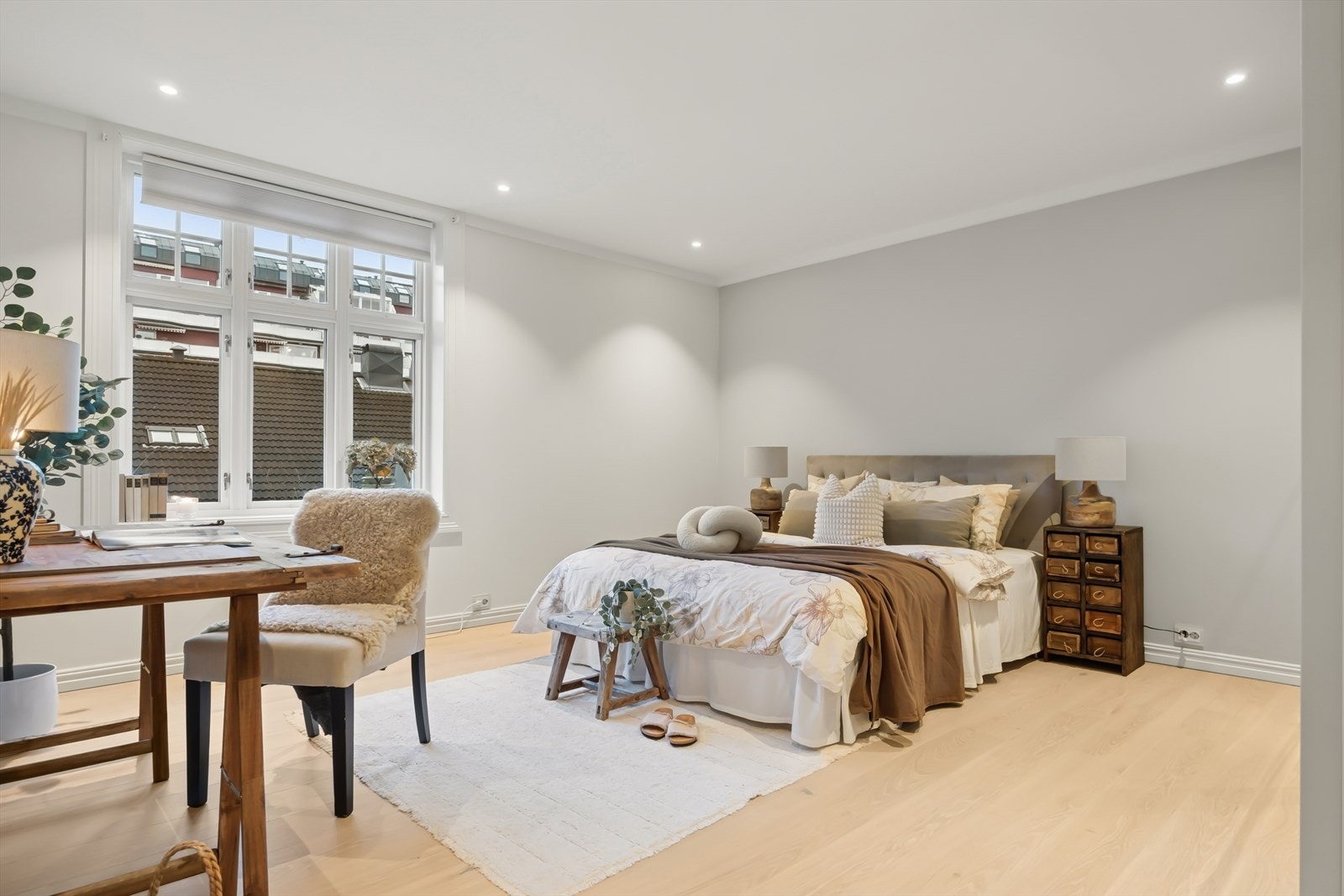 Leiligheten fremstår som moderne samtidig som man har søkt å bevare mye av de klassiske elementene som kjennetegner byggeperioden og stilen. Galleribilde