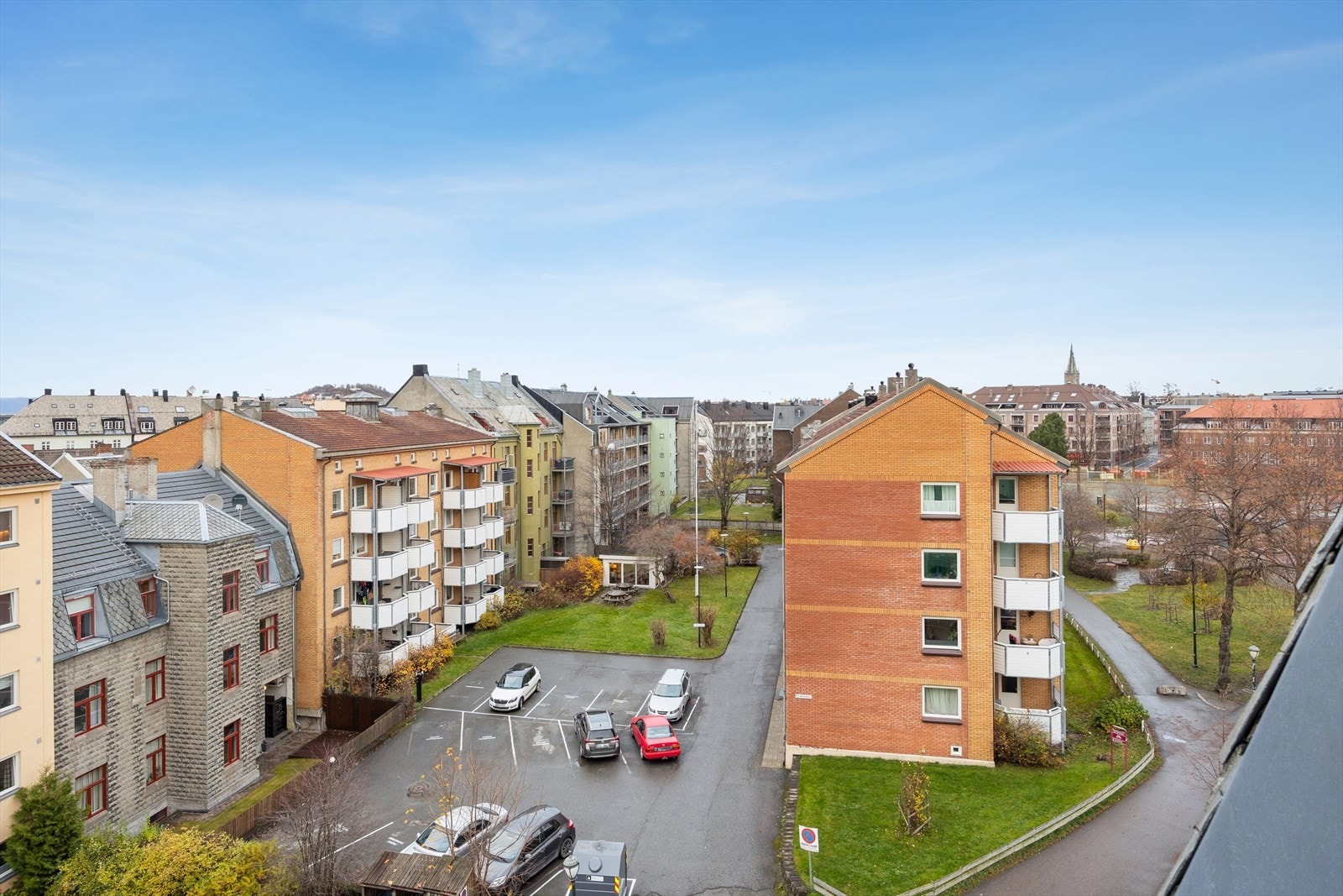 Leiligheten ligger i 4. etasje og nyter godt av dette ved å få et fint og åpent utsyn mot nabolaget. Galleribilde