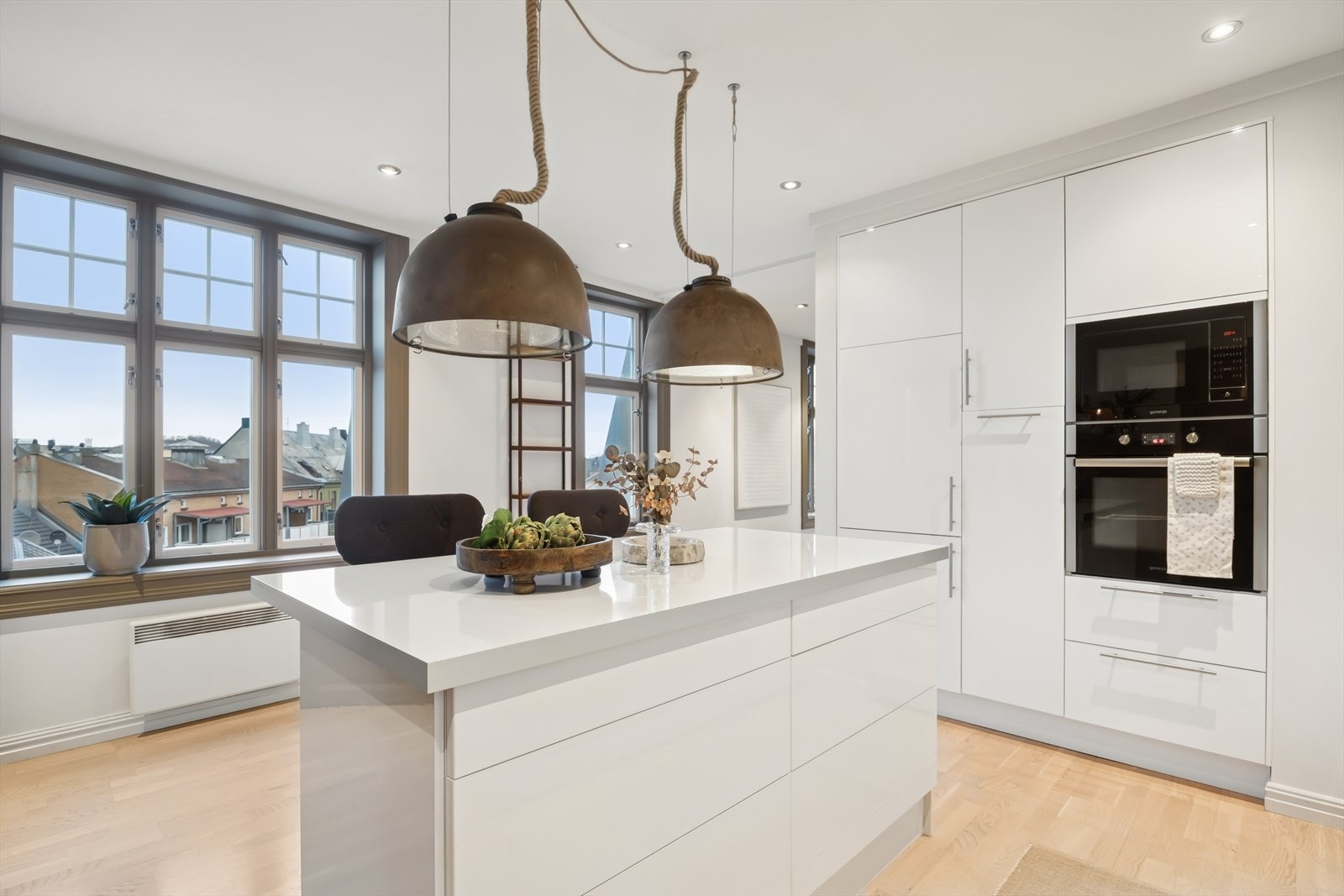 Nydelig innslipp av naturlig dagslys via vindusflatene på kjøkkenet. Galleribilde