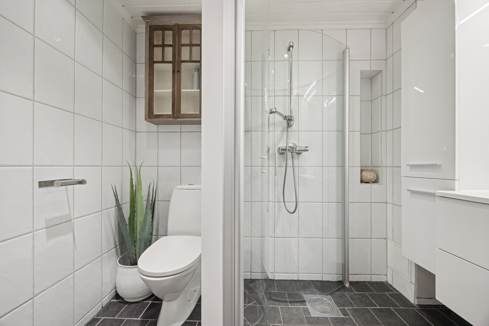 Flislagt bad med varmekabler i gulv. Galleribilde