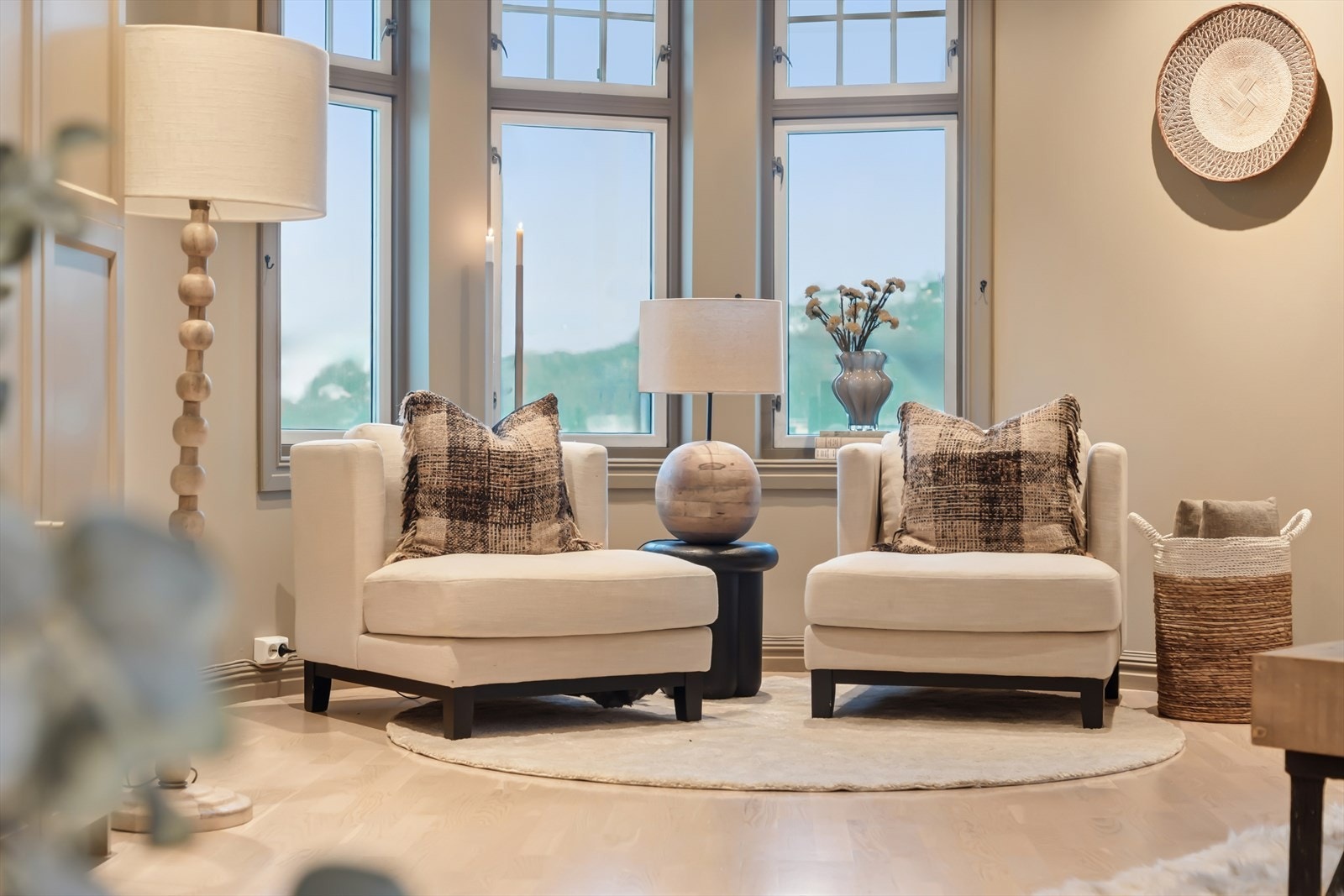 Fra leiligheten er det fint utsyn i retning Buran og oppover mot Bakkaunet. Galleribilde