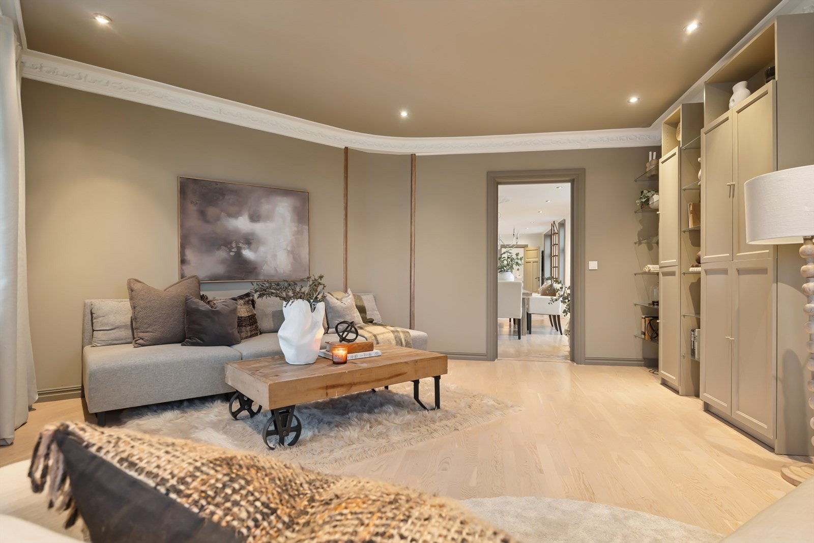 Hovedstuen er nøye renovert med tanke på å bevare elementer fra opprinnelig stil. Legg merke til listverket i taket som er spesiallaget og tilpasset av håndtverker. Galleribilde