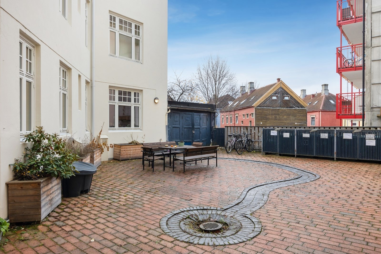 Forseggjort bakgård med blant annet belegningsstein og sittegruppe. Galleribilde