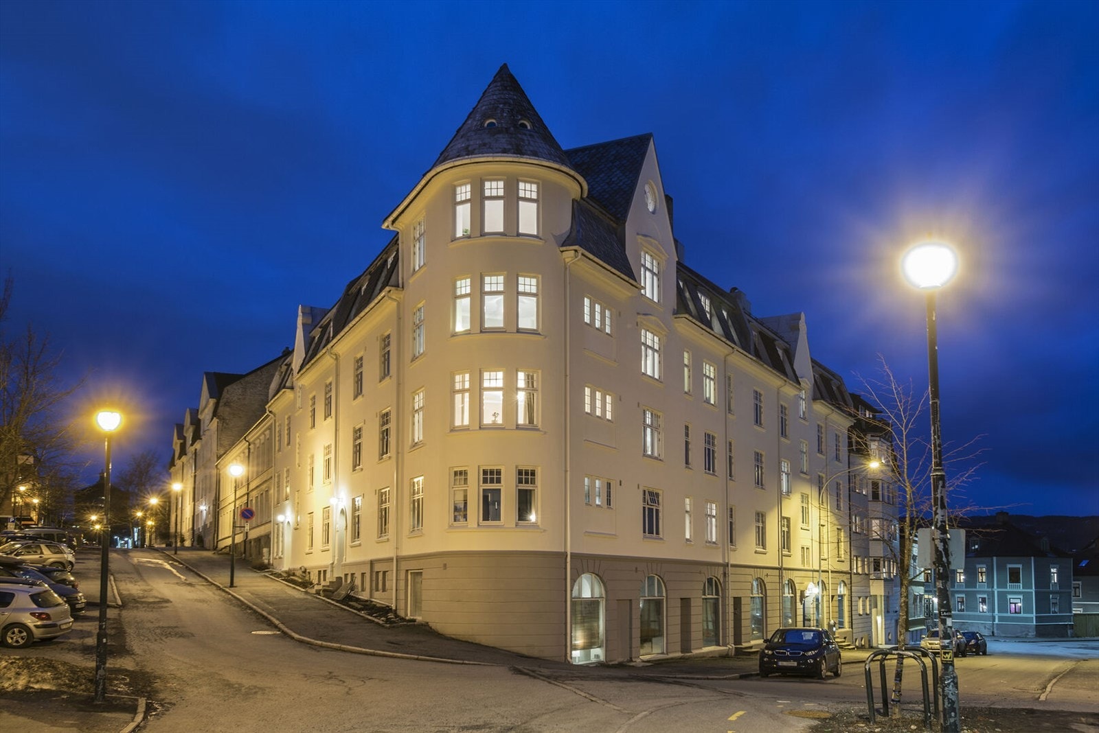 Leiligheten ligger i et flott bygg med klassisk jugendstil fra tidlig 1900-tallet, med avrundet hjørne, tårnformet avslutning og dekorative vinduer med sprosser. Fasaden med store buede vinduer gir et elegant og tidstypisk uttrykk. Galleribilde