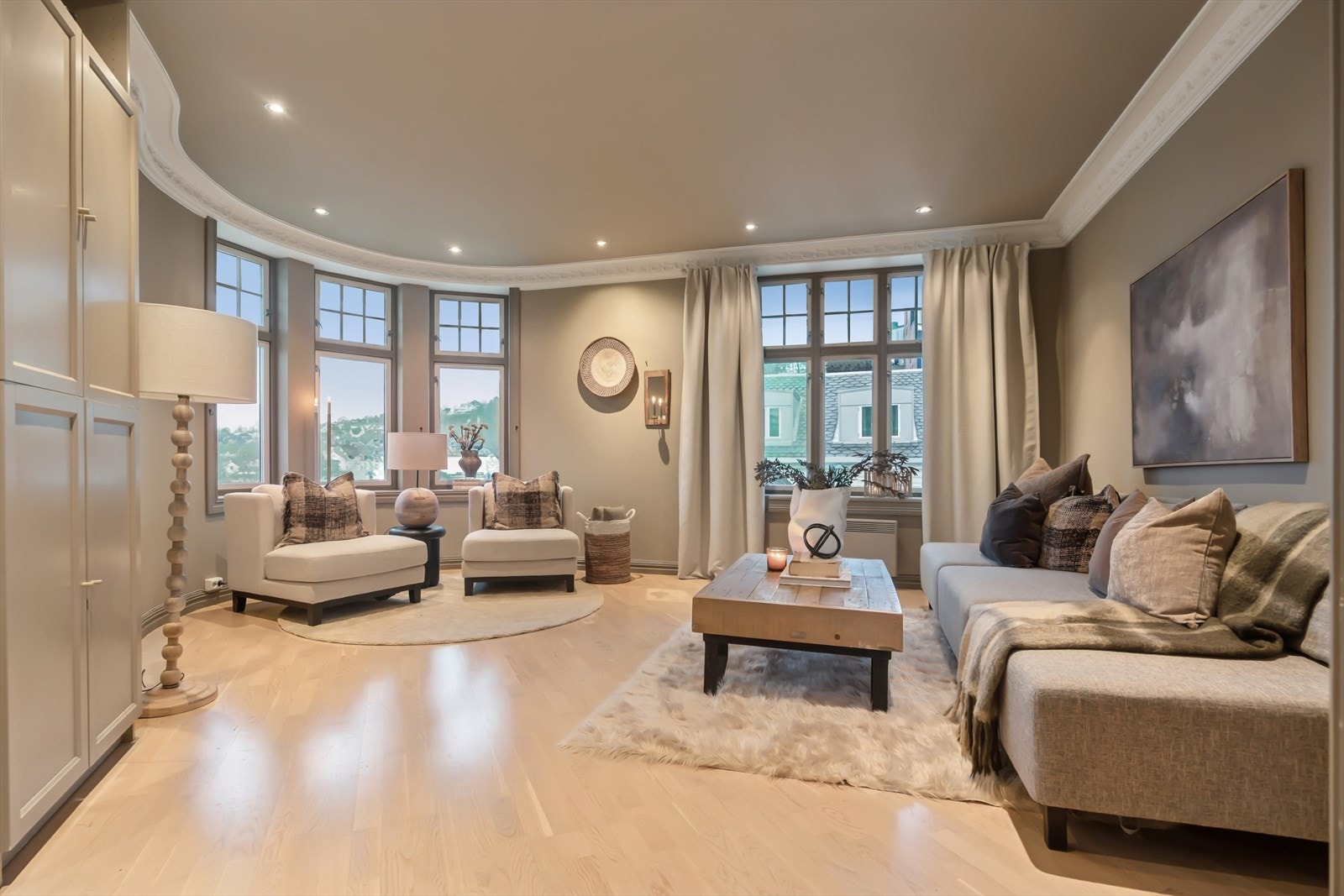 Velkommen til Øvre Møllenberg gt 76 - en nydelig og tiltalende 5-roms leilighet på 131m² i en flott bygård fra 1912! Galleribilde