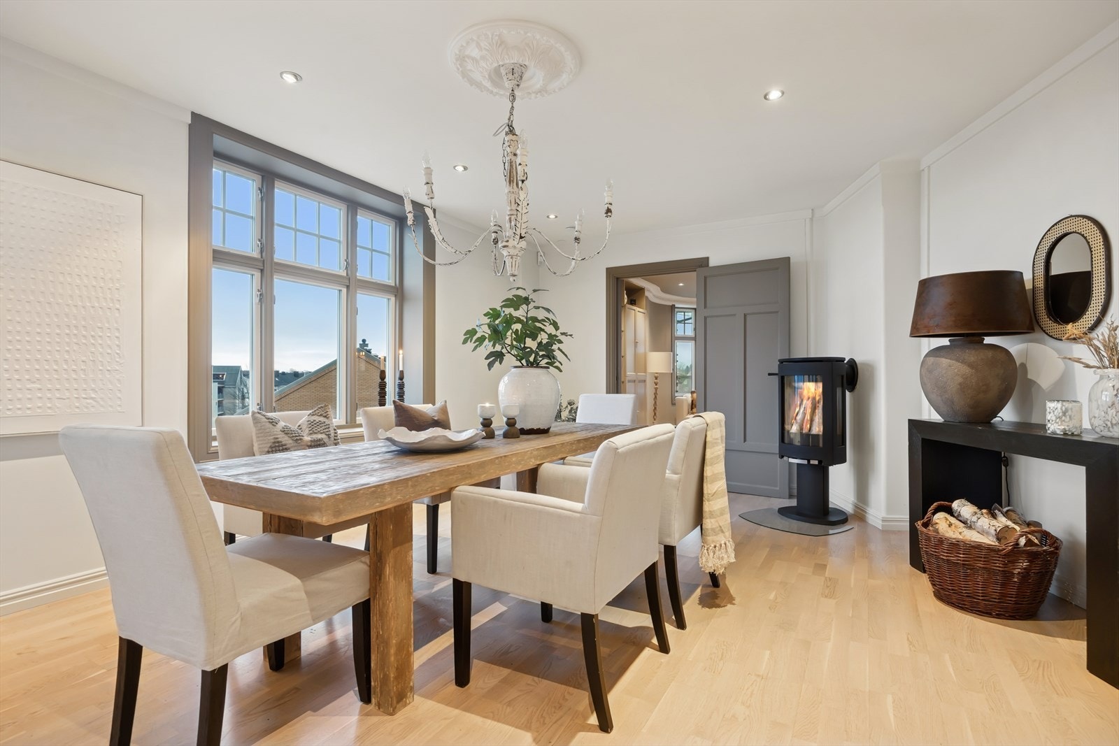 En moderne og rentbrennende vedovn er montert på spisestuen. Galleribilde