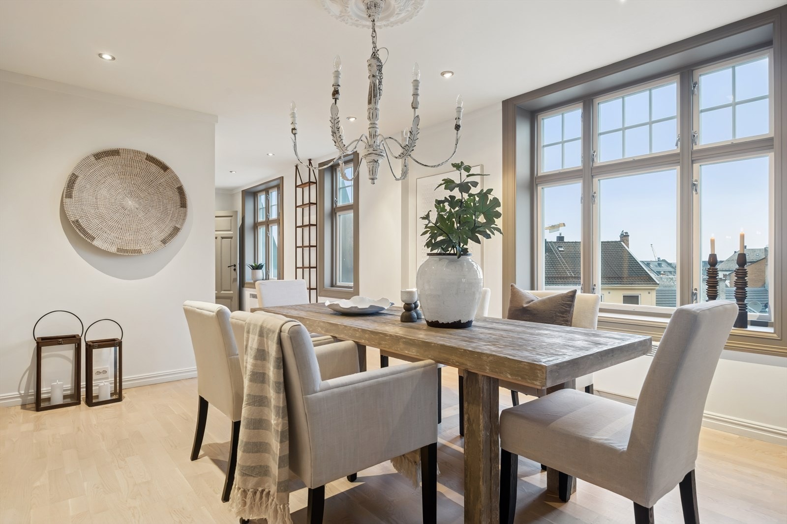 Rosetten i taket på spisestuen er i seg selv et blikkfang. Galleribilde