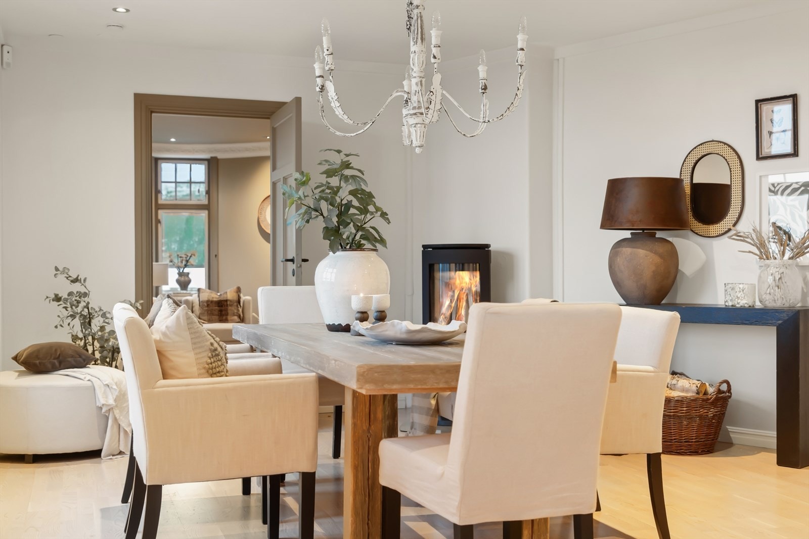 Det er 2 stuer i leiligheten. Denne ligger nærmest kjøkkenet og fungerer i dag som spisestue. Galleribilde