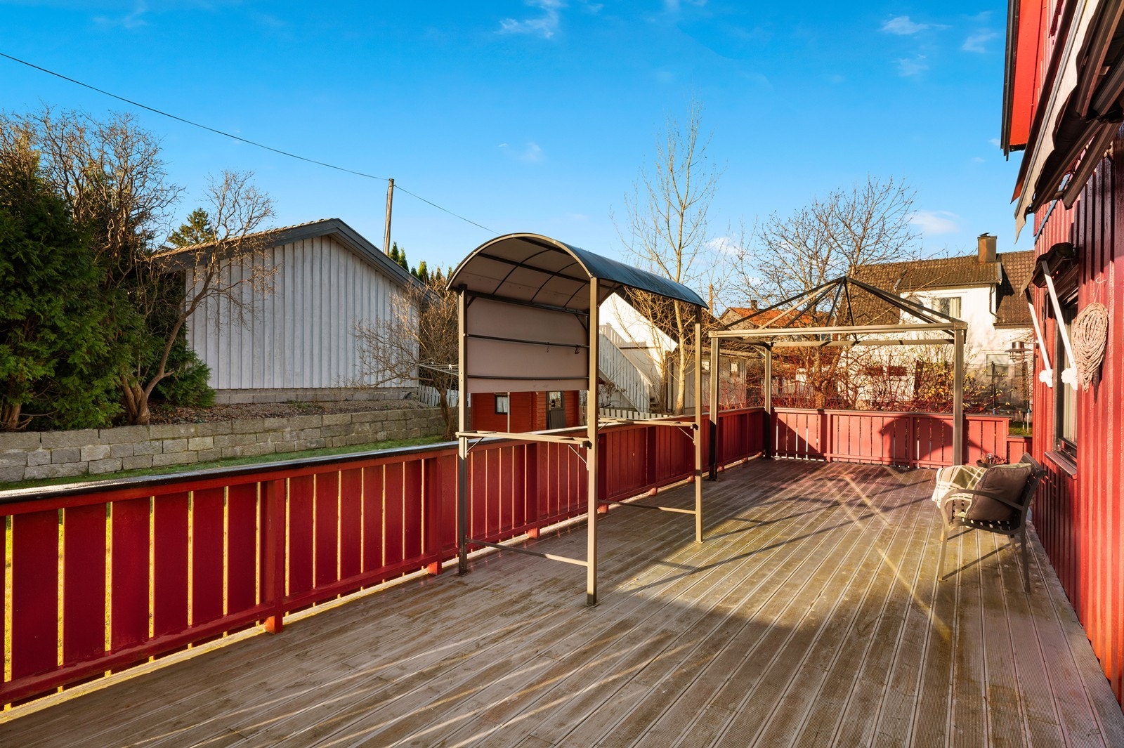 Stor terrasse gir gode muligheter for utendørs opphold. Galleribilde