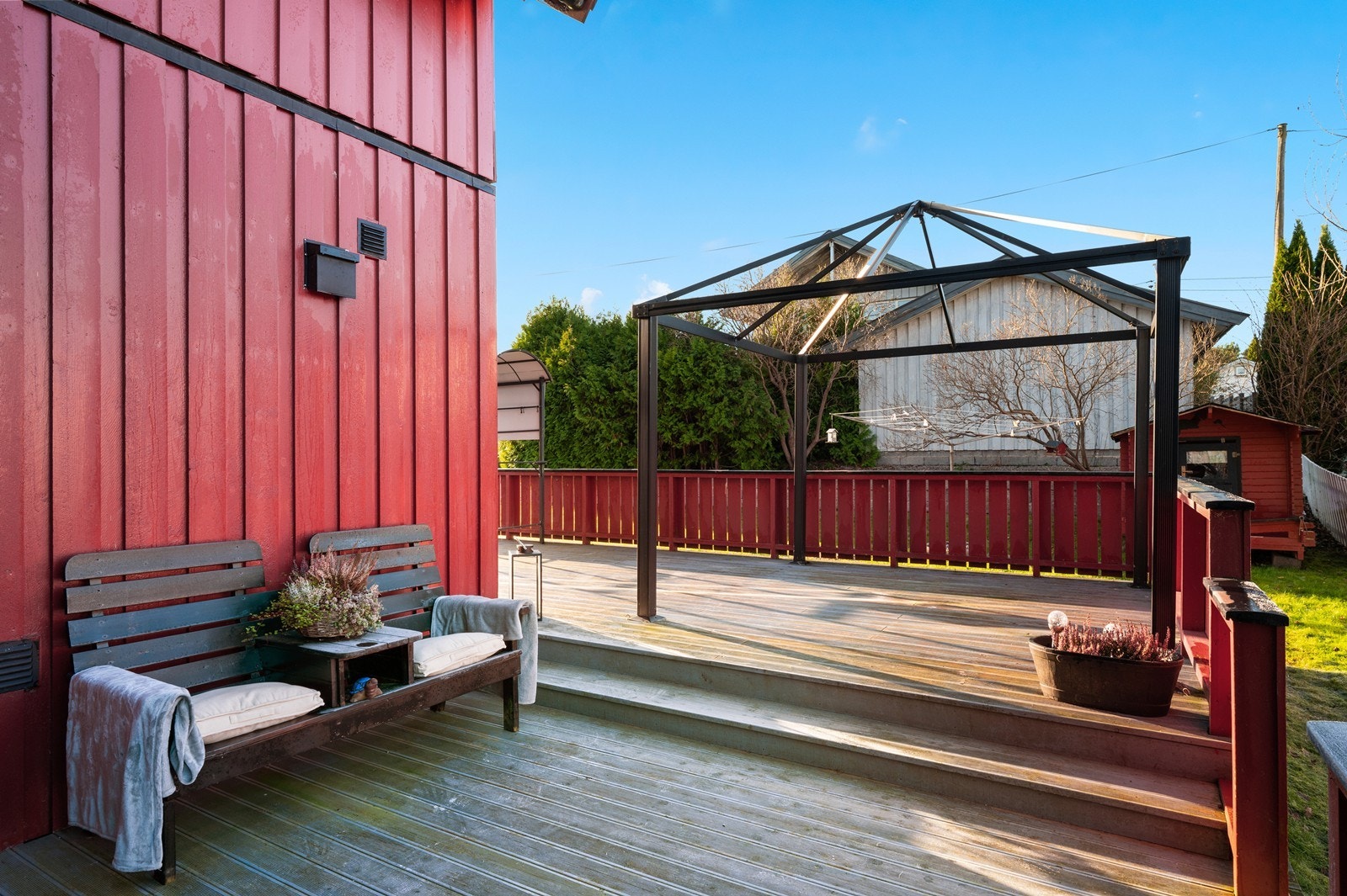 Terrassen har direkte adkomst fra stue, med romslig plass til utemøbler. Galleribilde