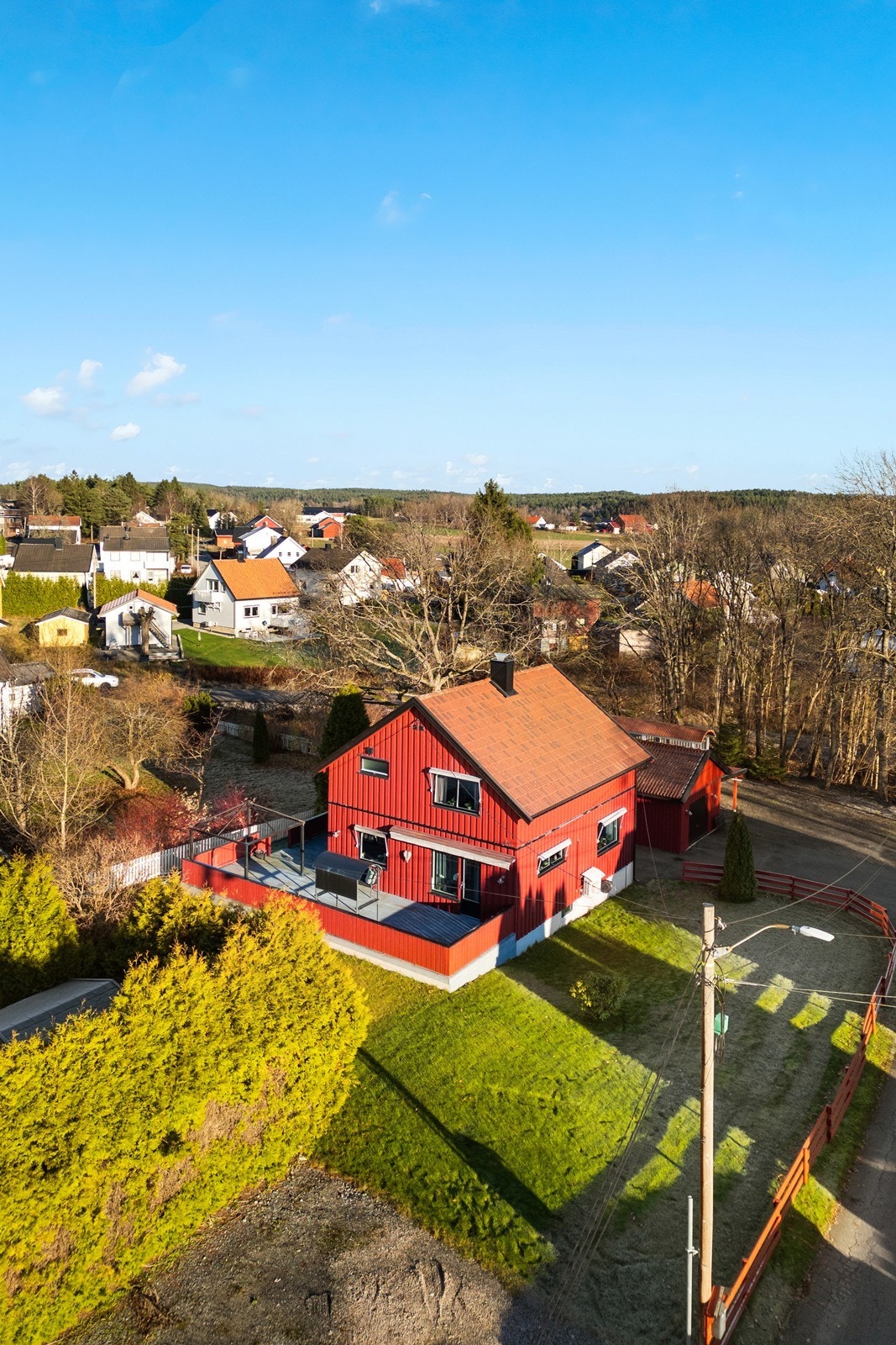 Fra luften ser man husets beliggenhet i et rolig nabolag med nærhet til natur. Galleribilde