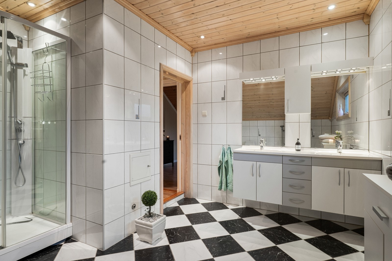 Dobbel servant med speilskap gir god oppbevaring og praktisk morgenrutine. Galleribilde