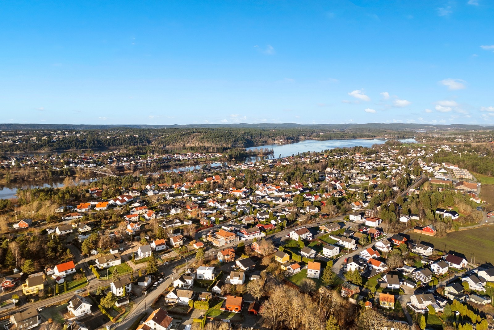 Oversikt over området viser nærhet til Glomma og lokale butikker. Galleribilde